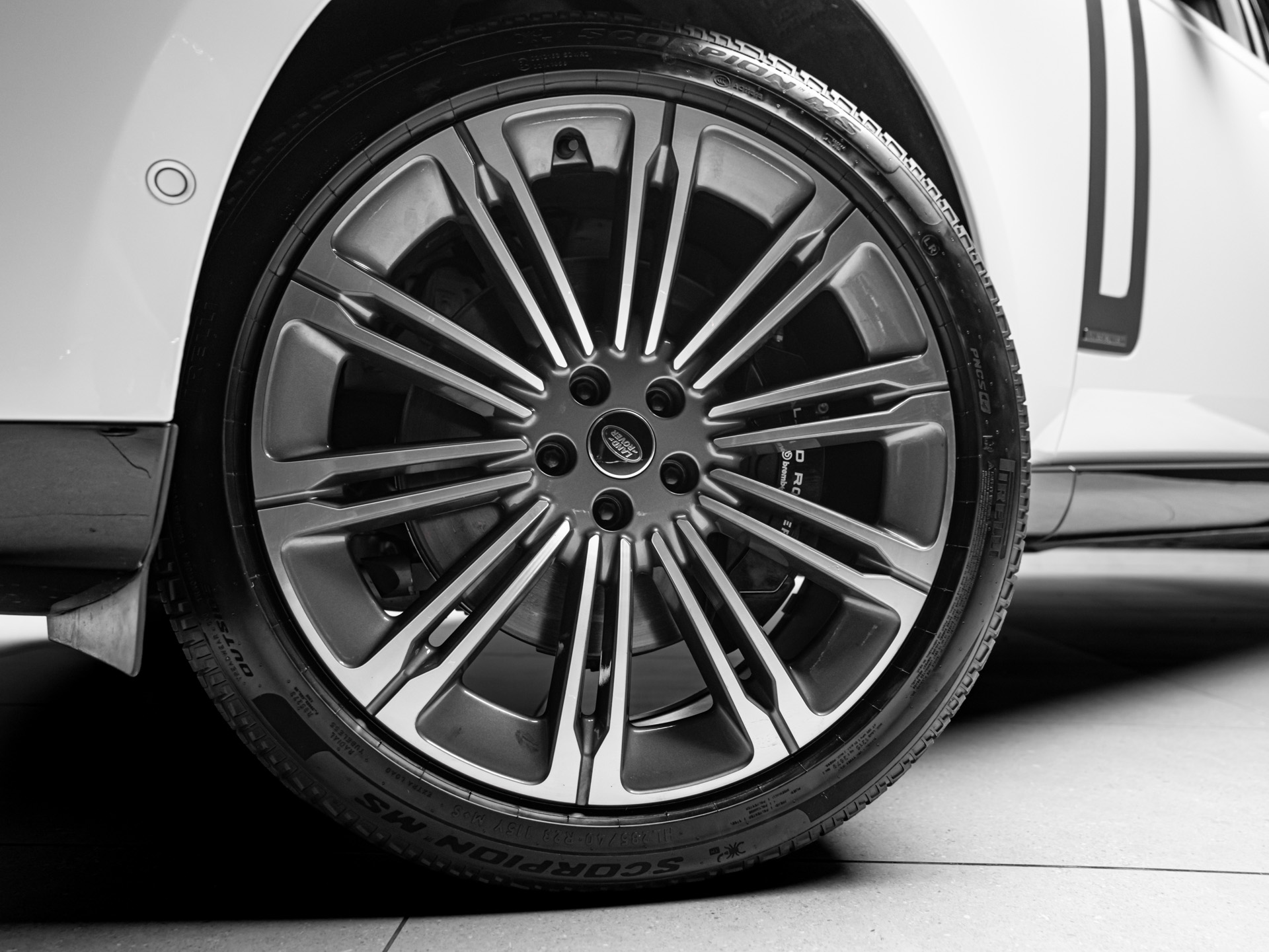 white range rover autobiography p530 10