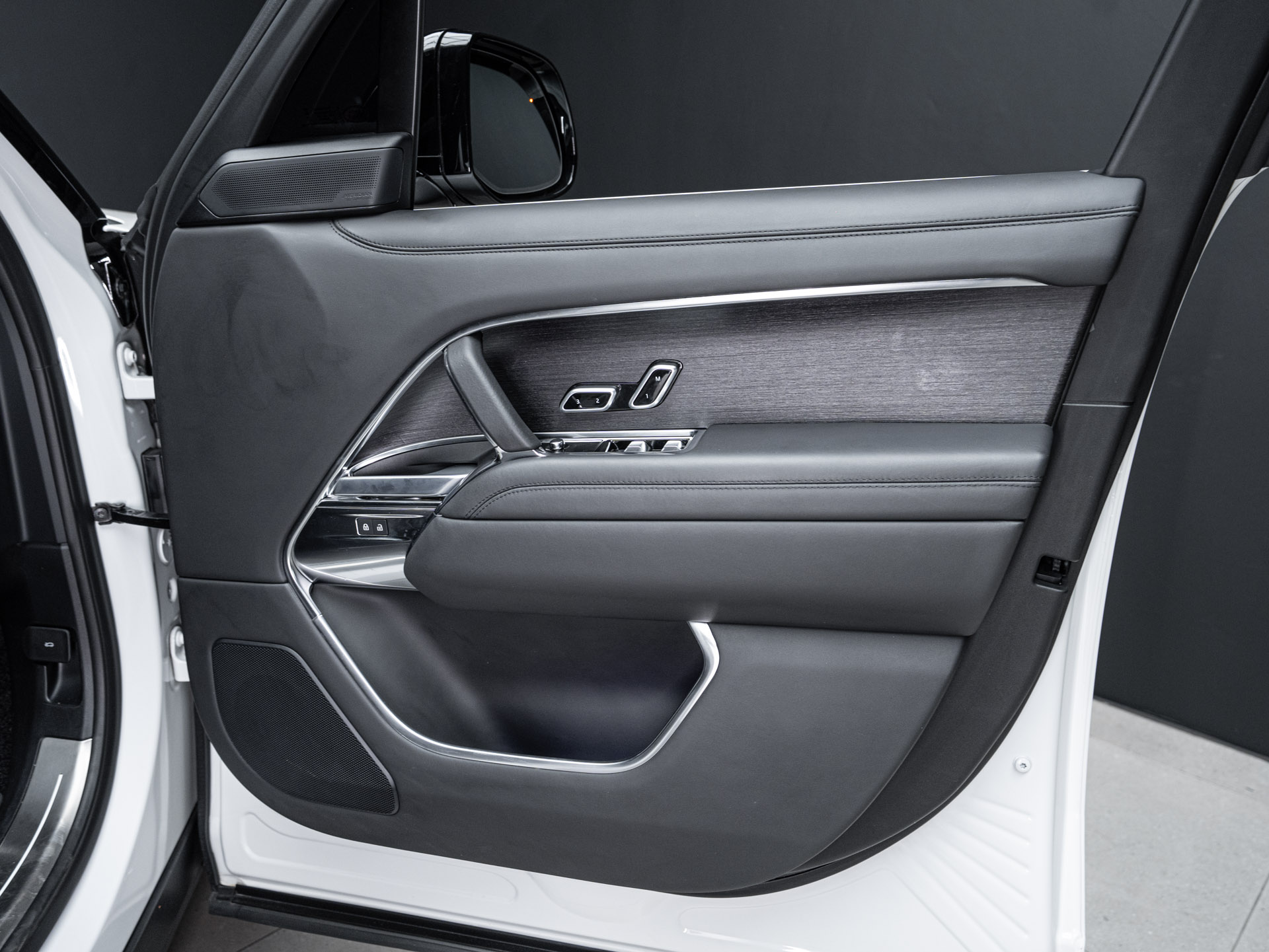white range rover autobiography p530 16