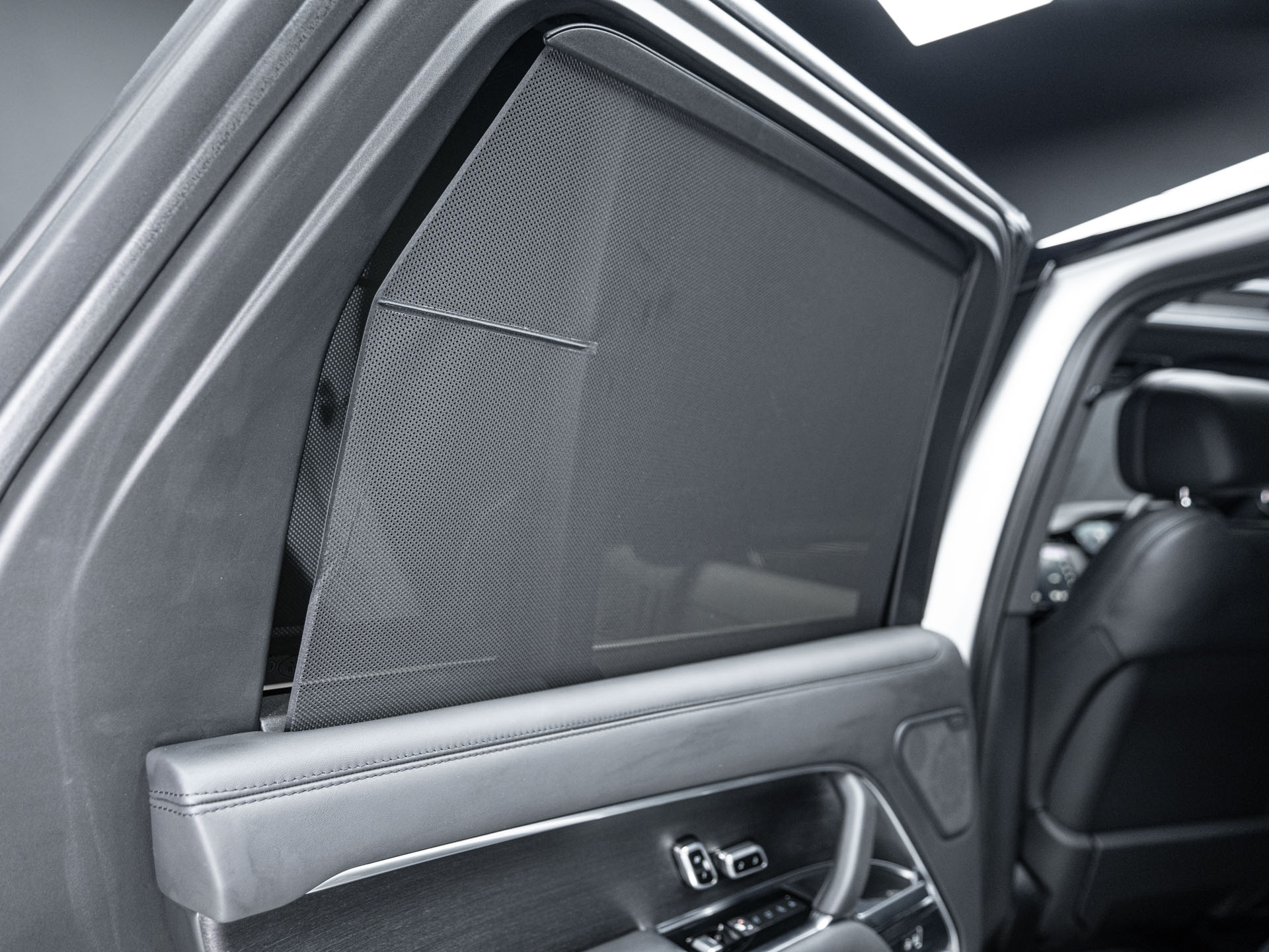 white range rover autobiography p530 31