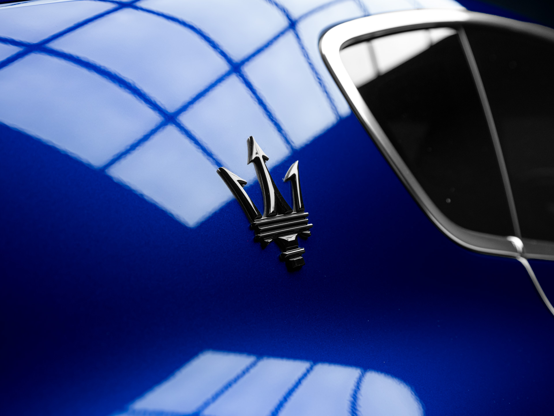 blue maserati levante 18