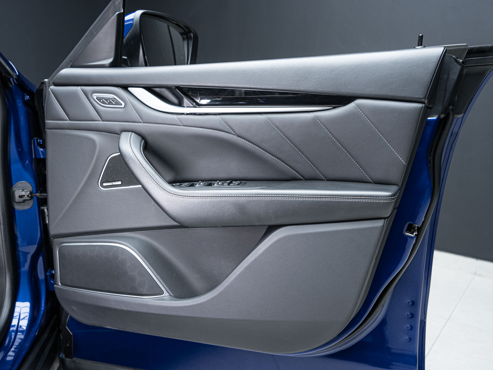 blue maserati levante 19