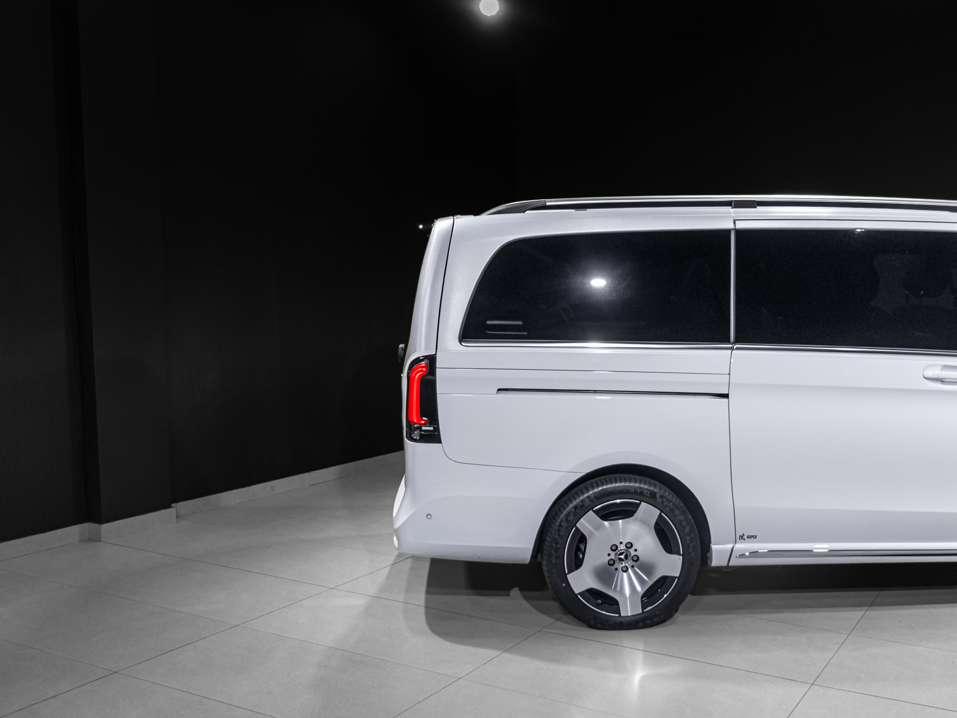 silver white v300 7674