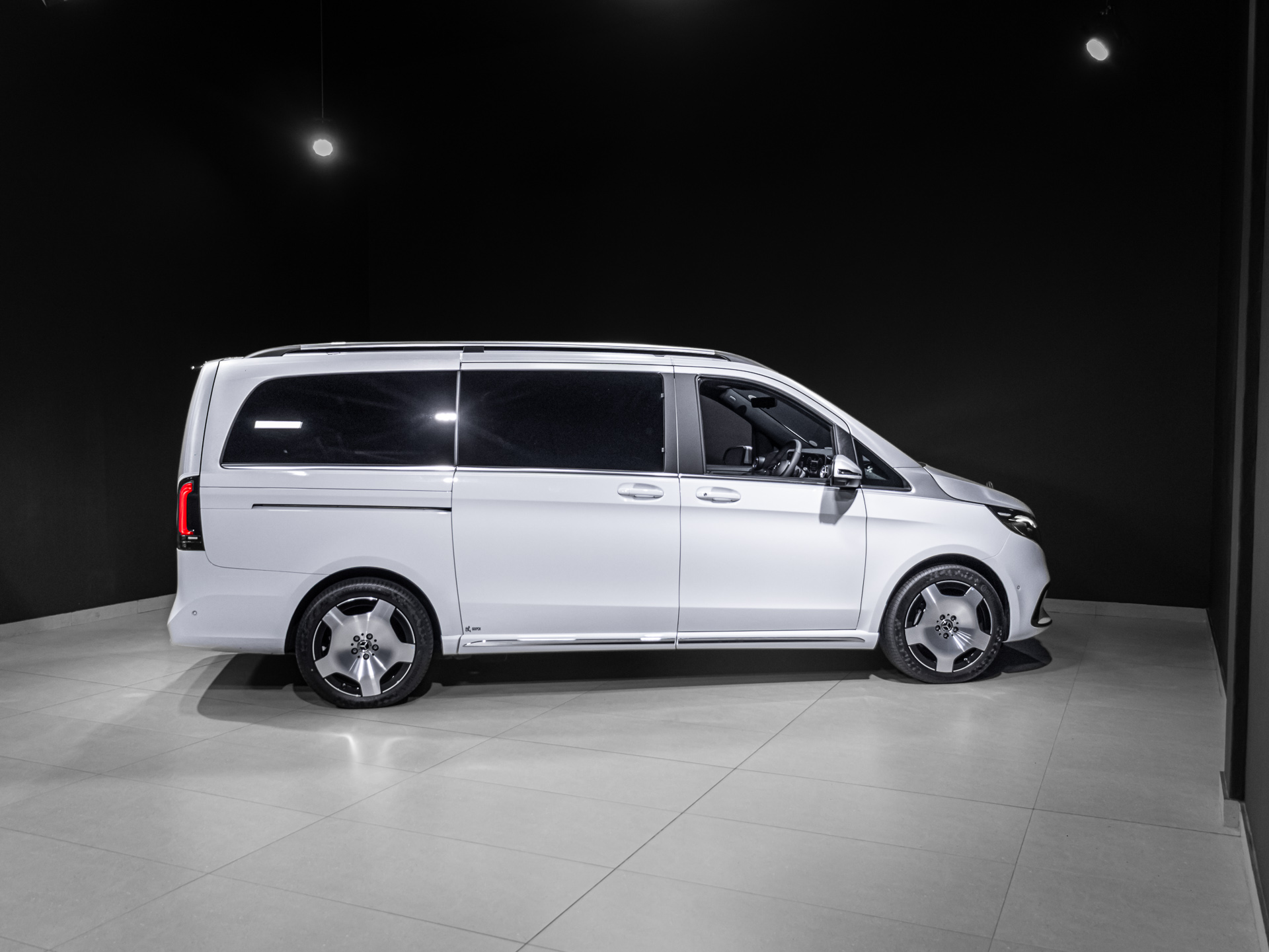 silver white v300 7681