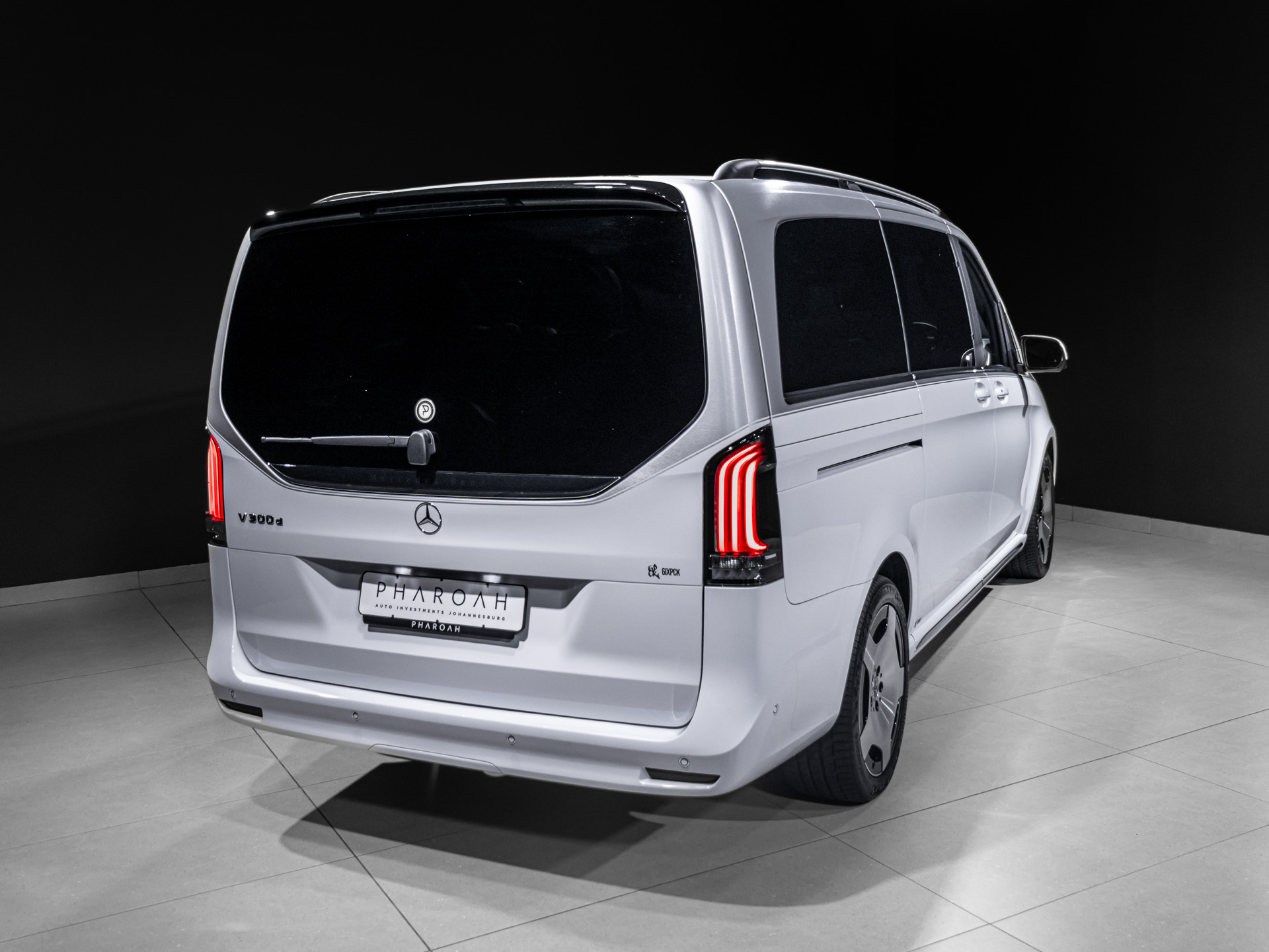 silver white v300 7684