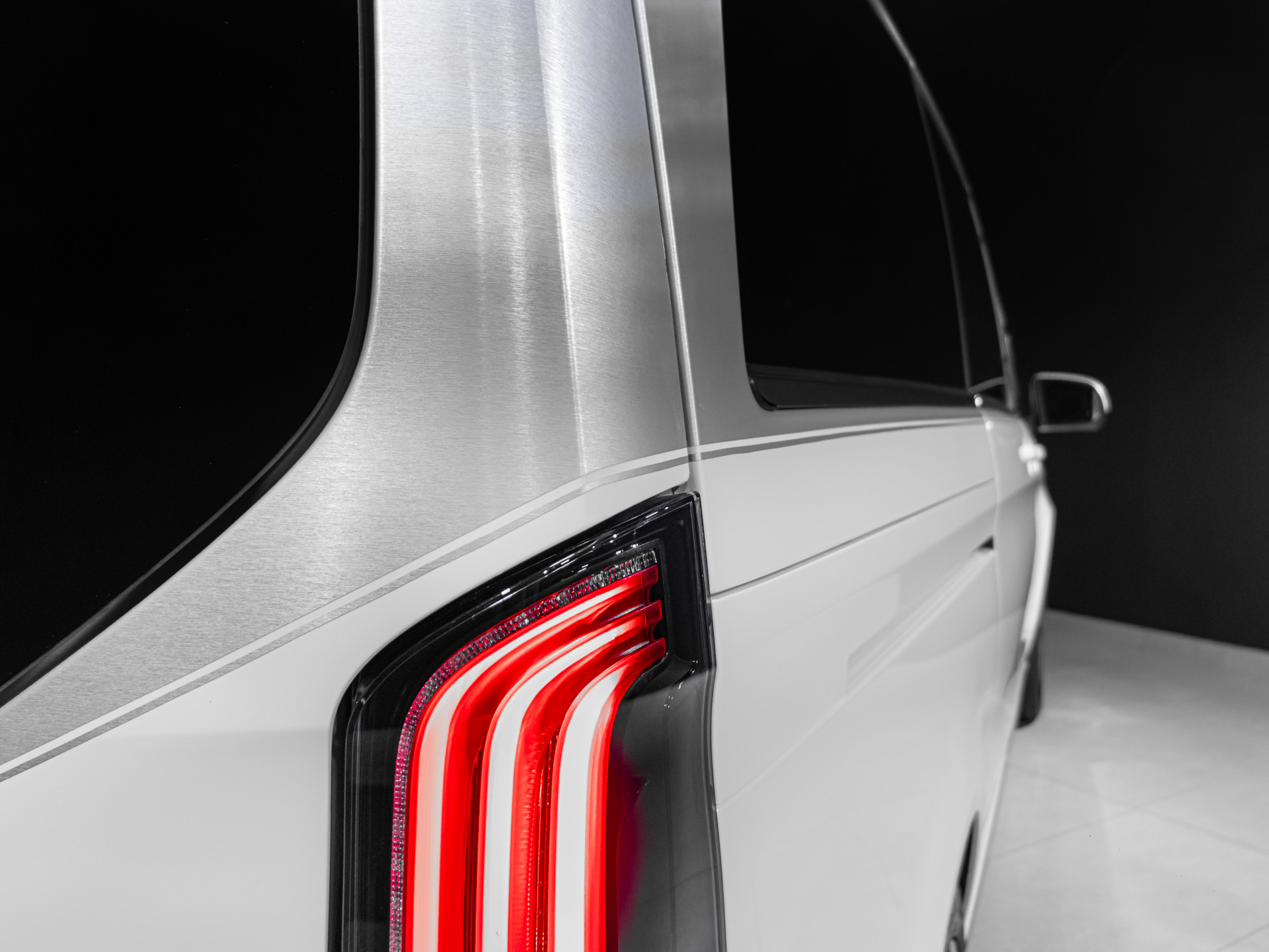 silver white v300 7695