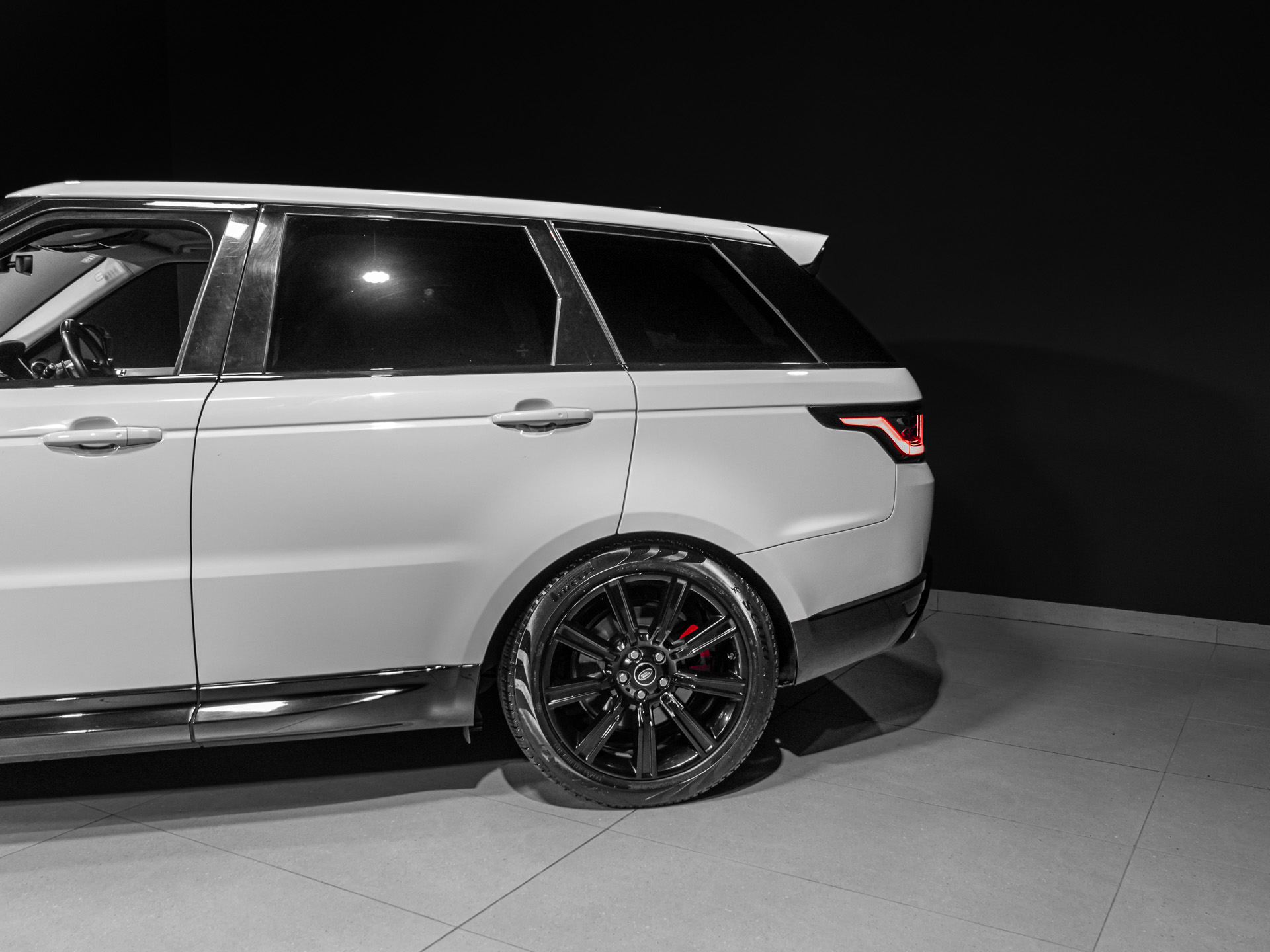white Range rover Sport HSE-3178