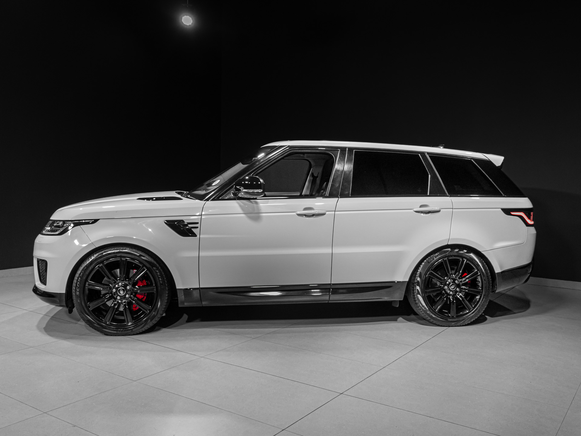 white Range rover Sport HSE-3182