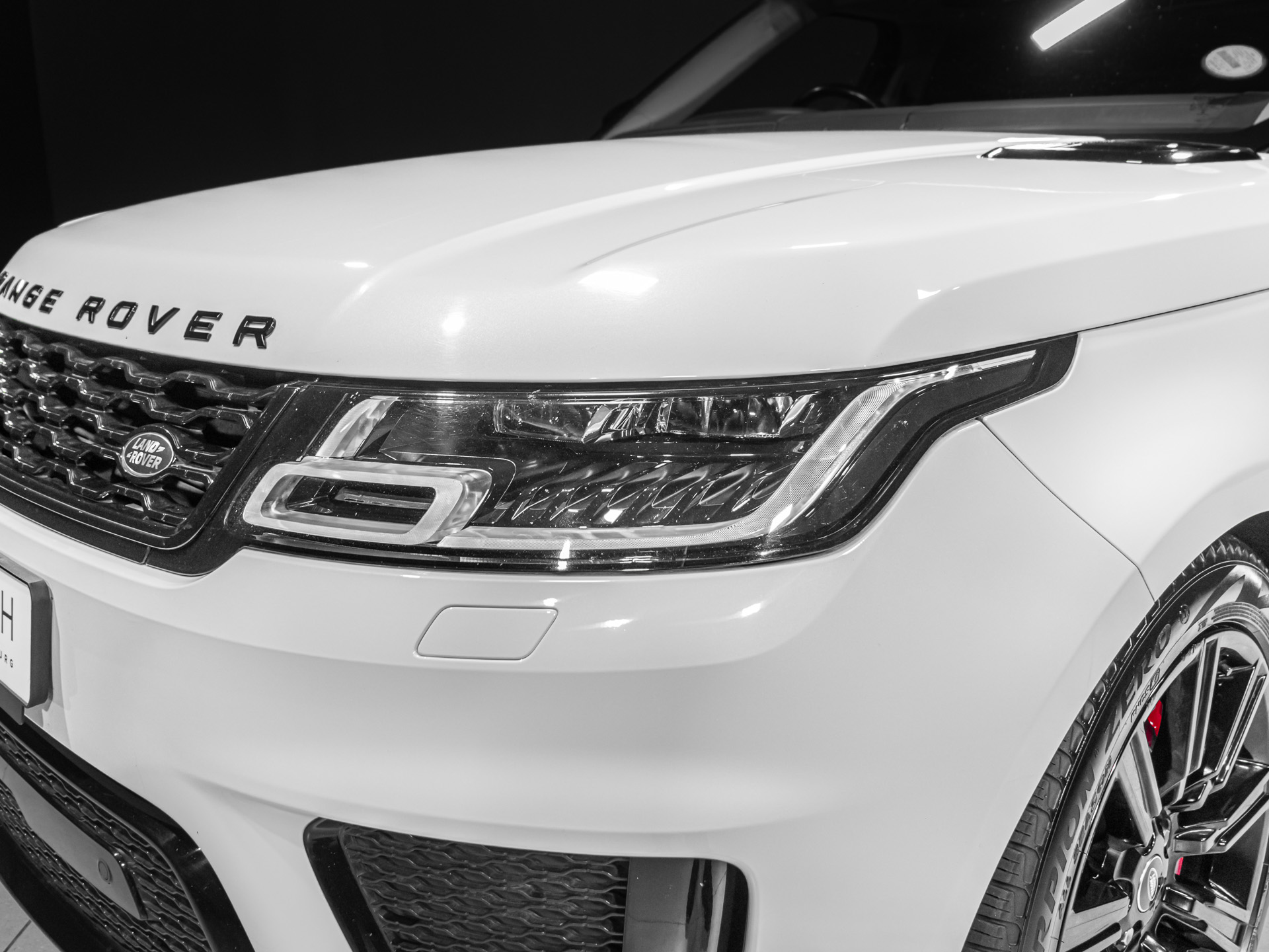 white Range rover Sport HSE-3190