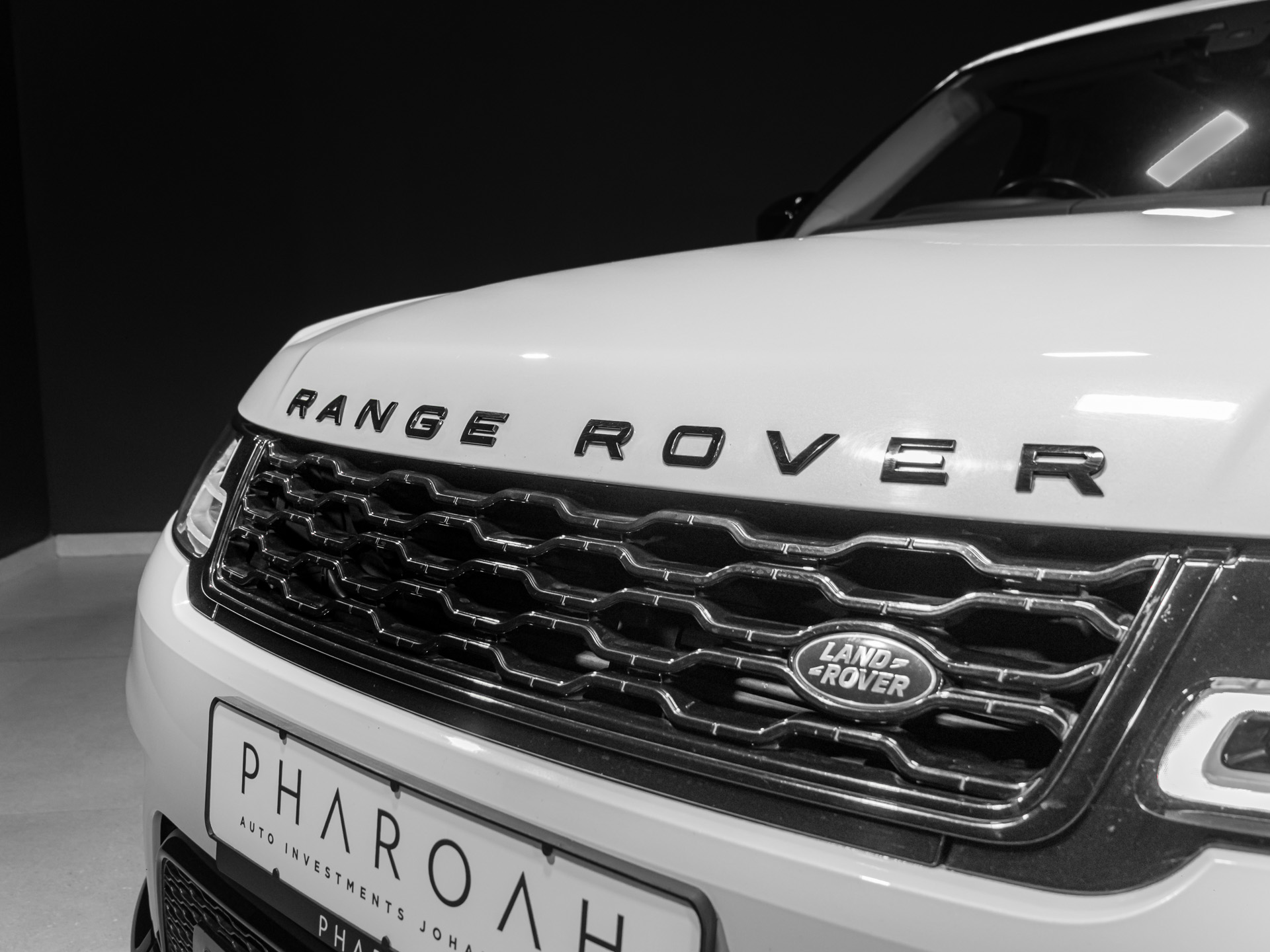 white Range rover Sport HSE-3202