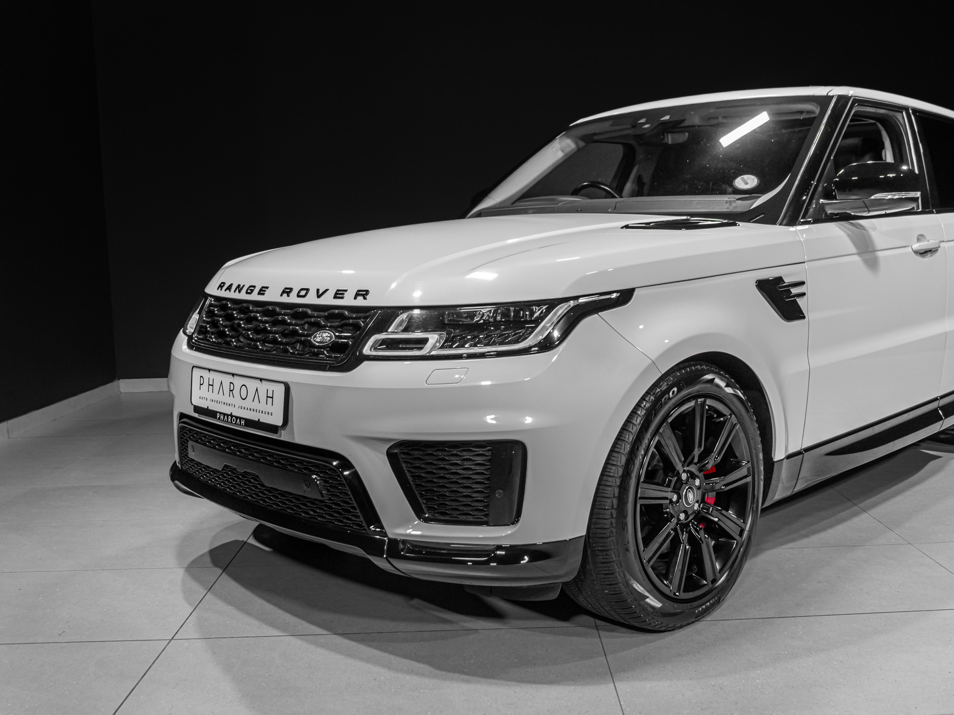 white Range rover Sport HSE-3211