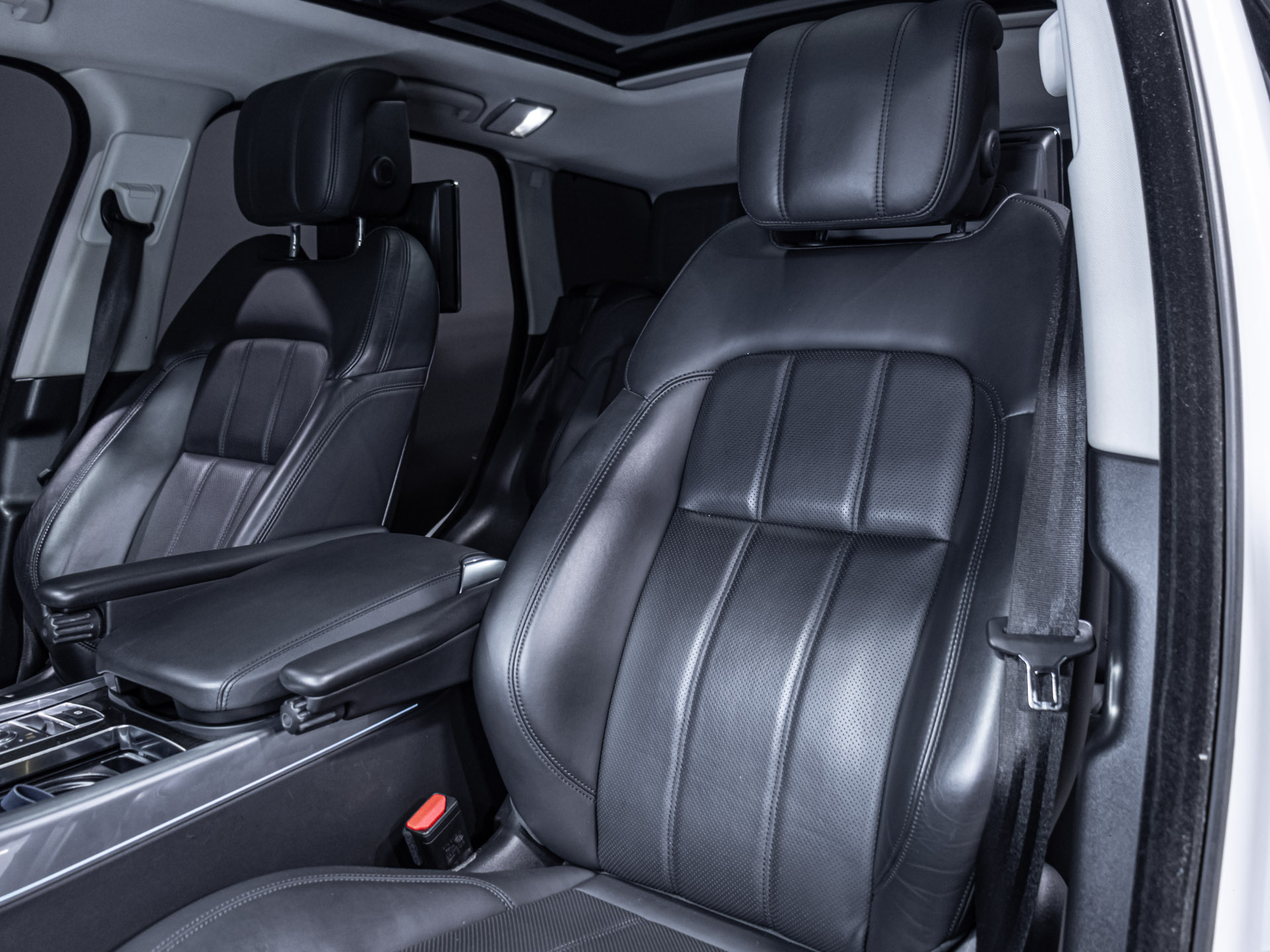 white Range rover Sport HSE-3221