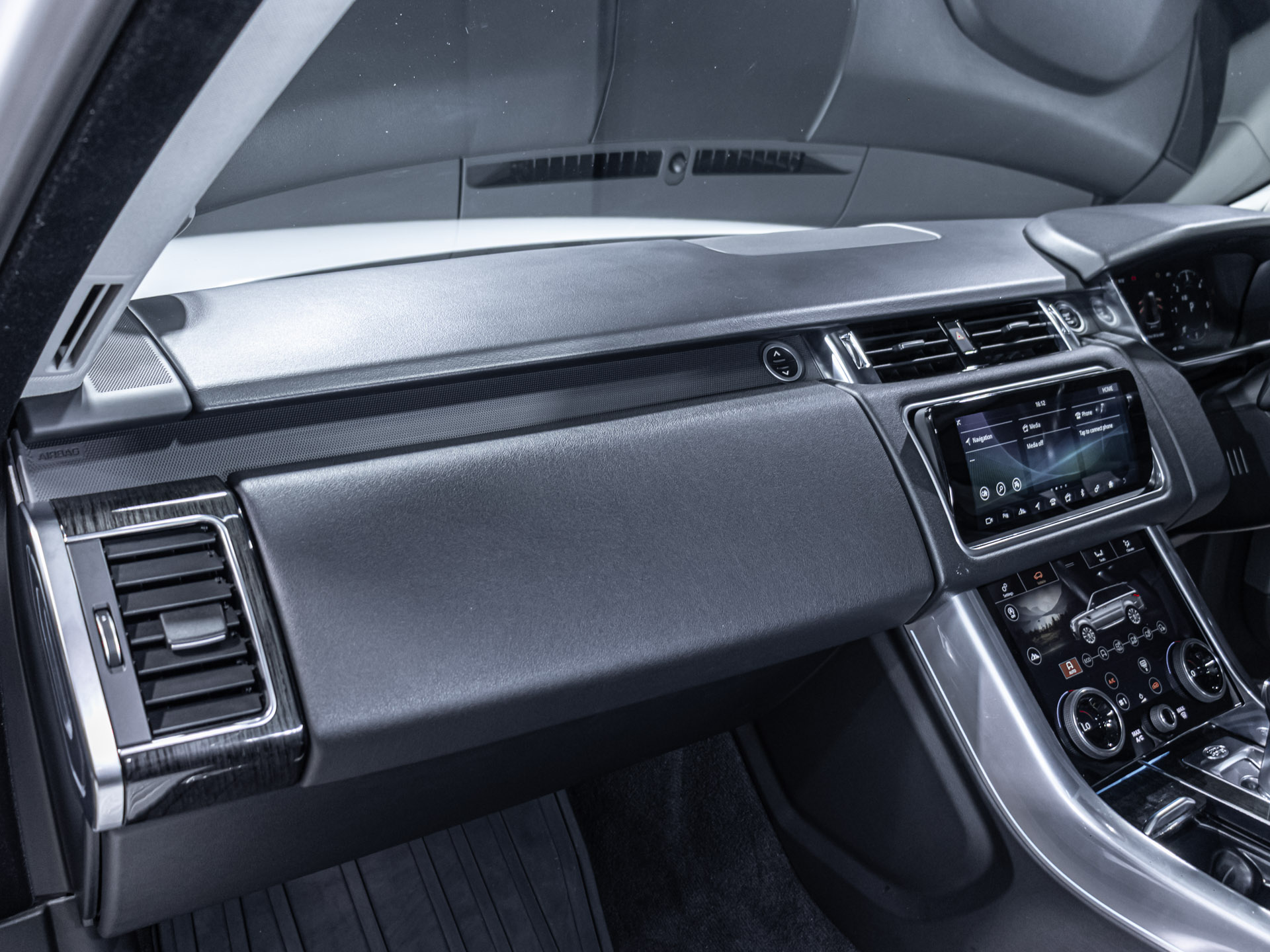 white Range rover Sport HSE-3227