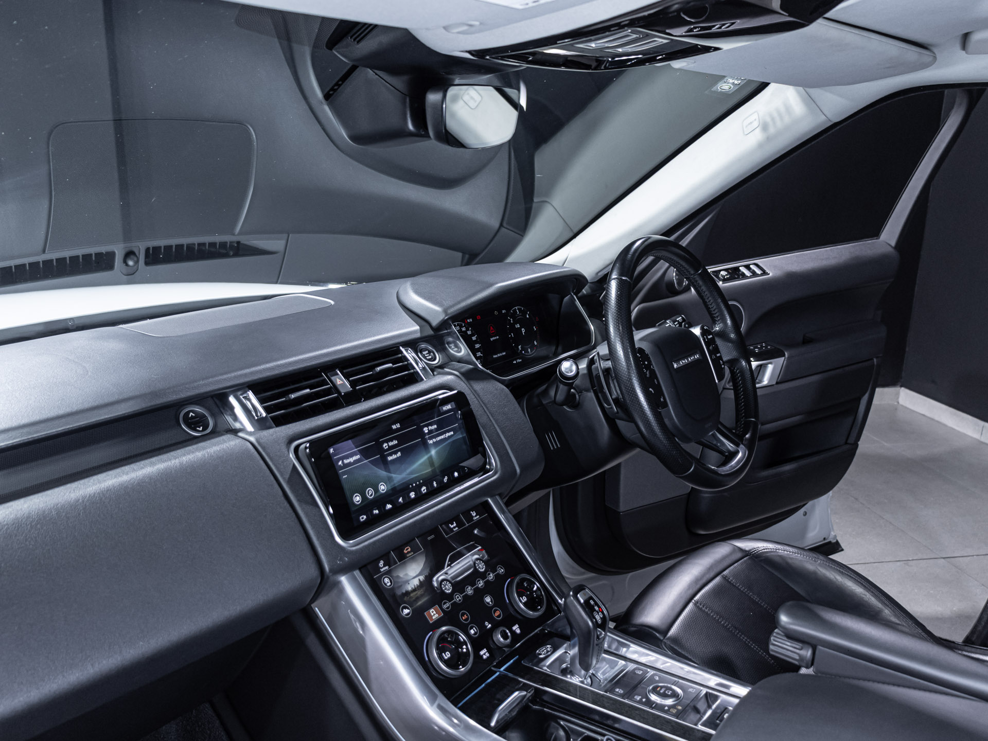 white Range rover Sport HSE-3230