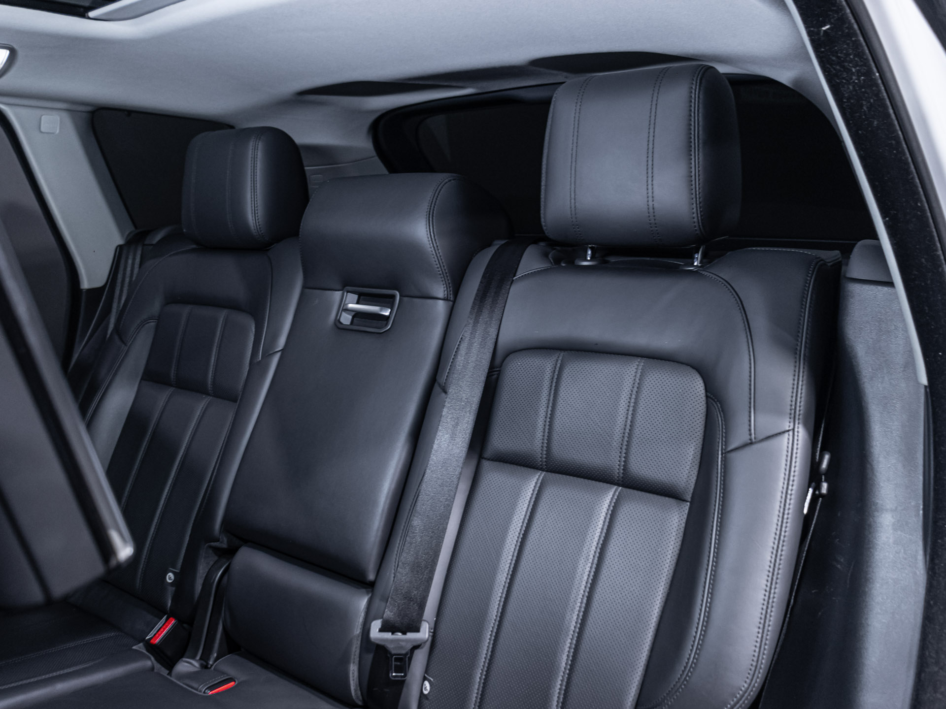 white Range rover Sport HSE-3233