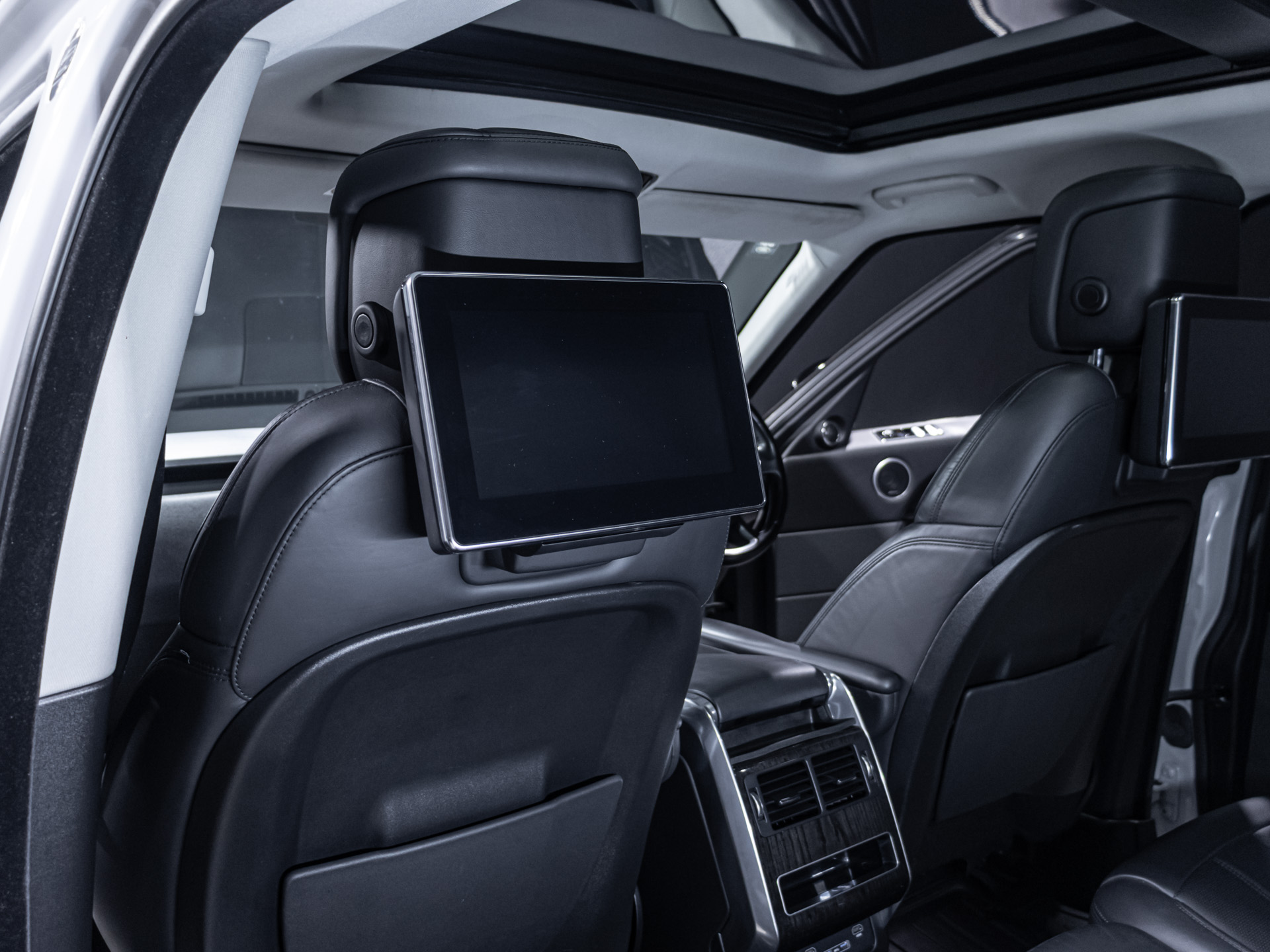 white Range rover Sport HSE-3238