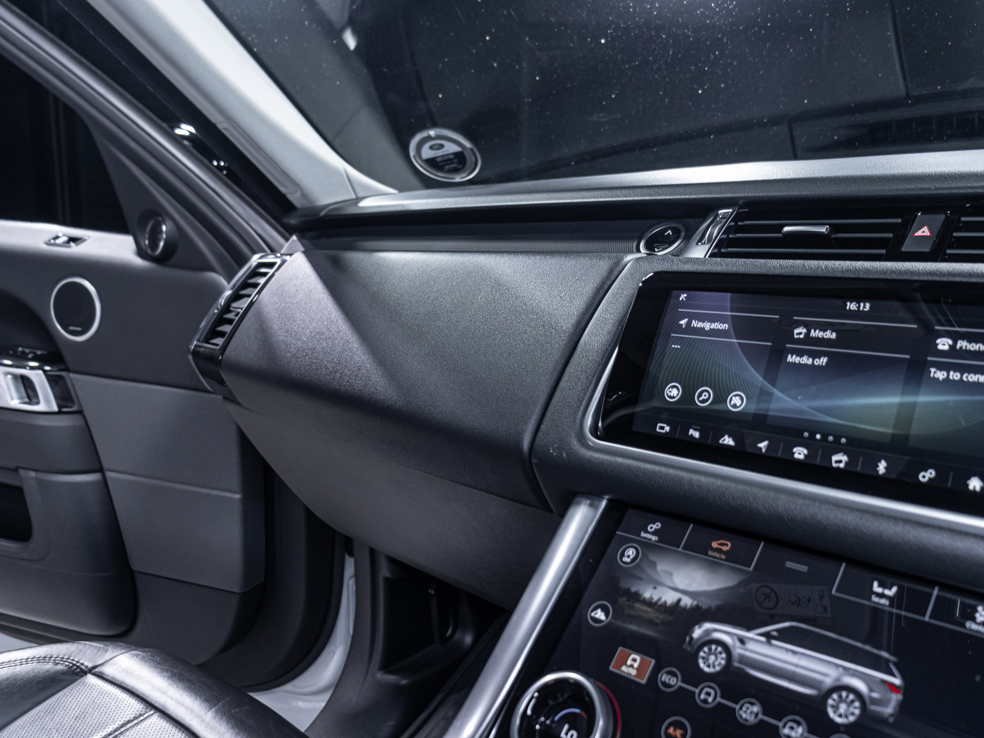 white Range rover Sport HSE-3250