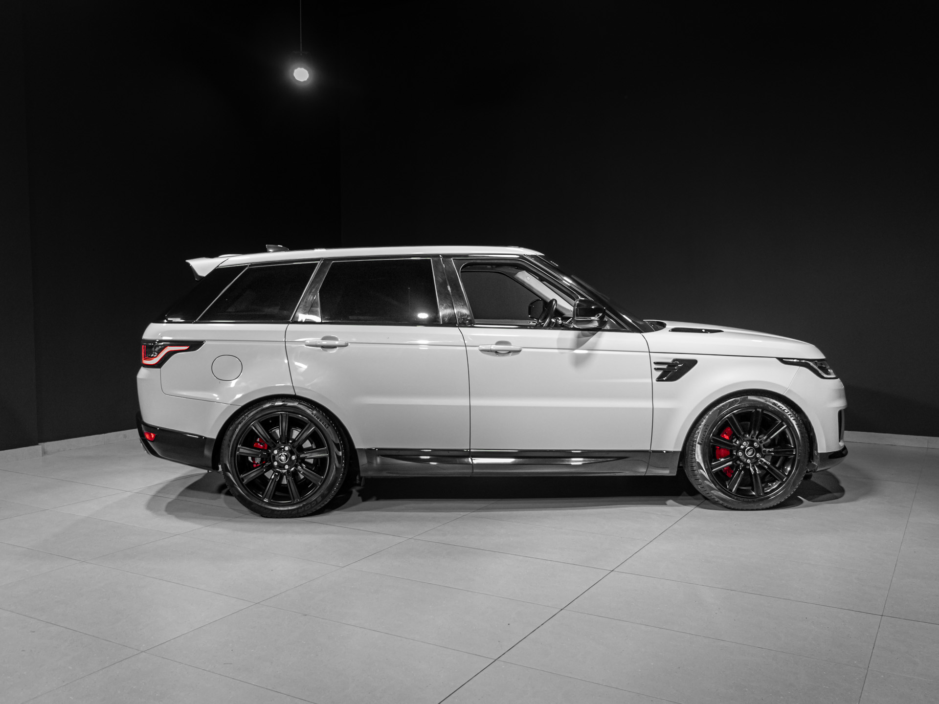 white Range rover Sport HSE-3270