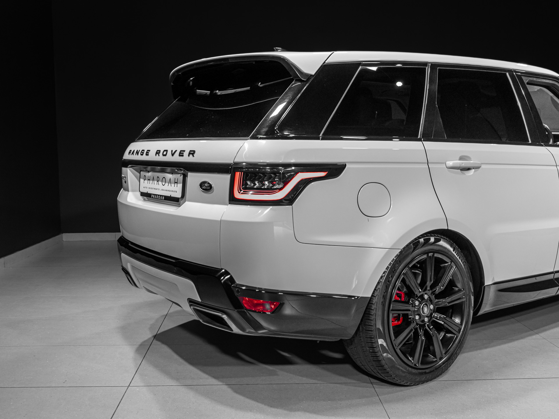 white Range rover Sport HSE-3281