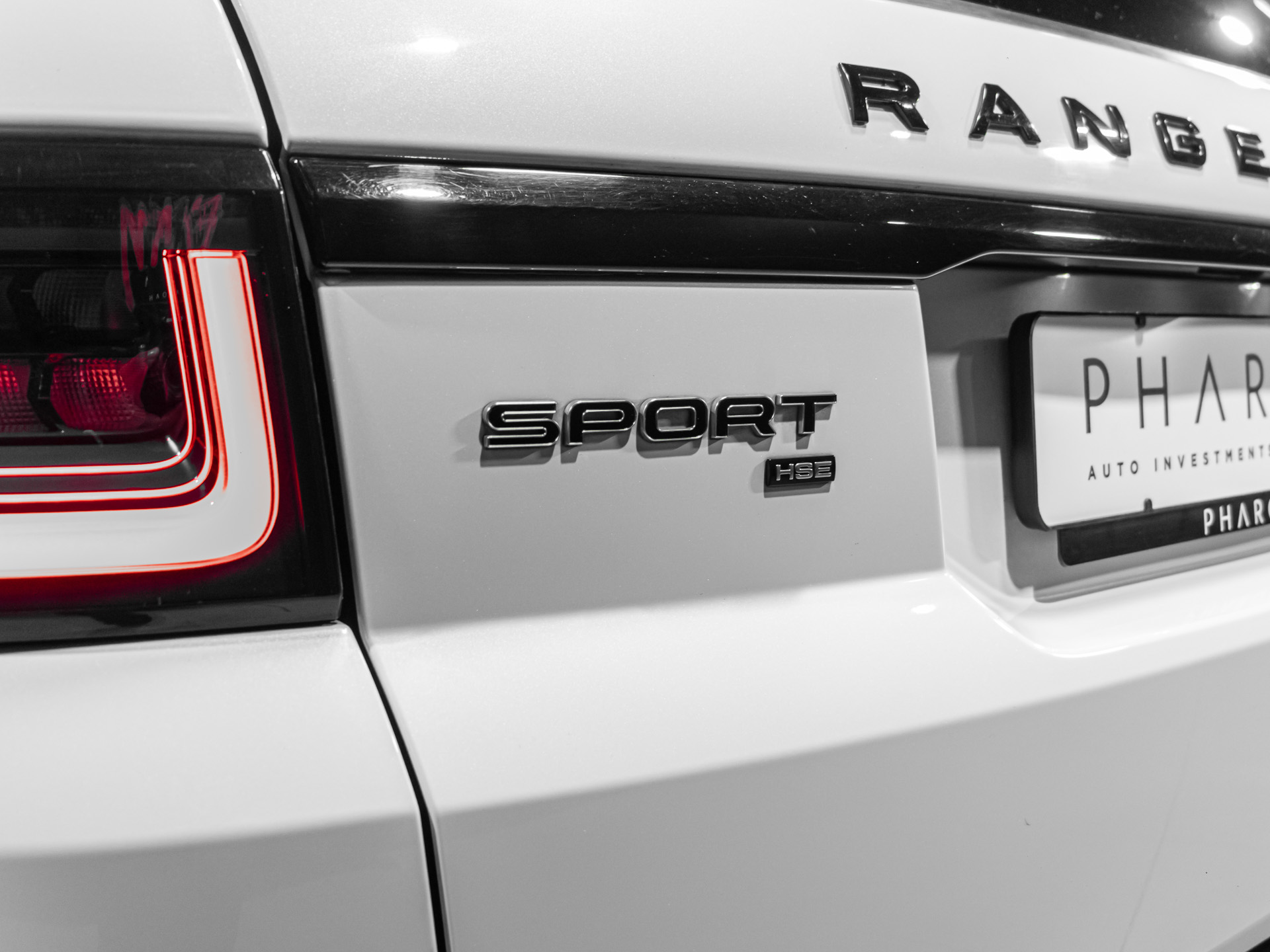 white Range rover Sport HSE-3286