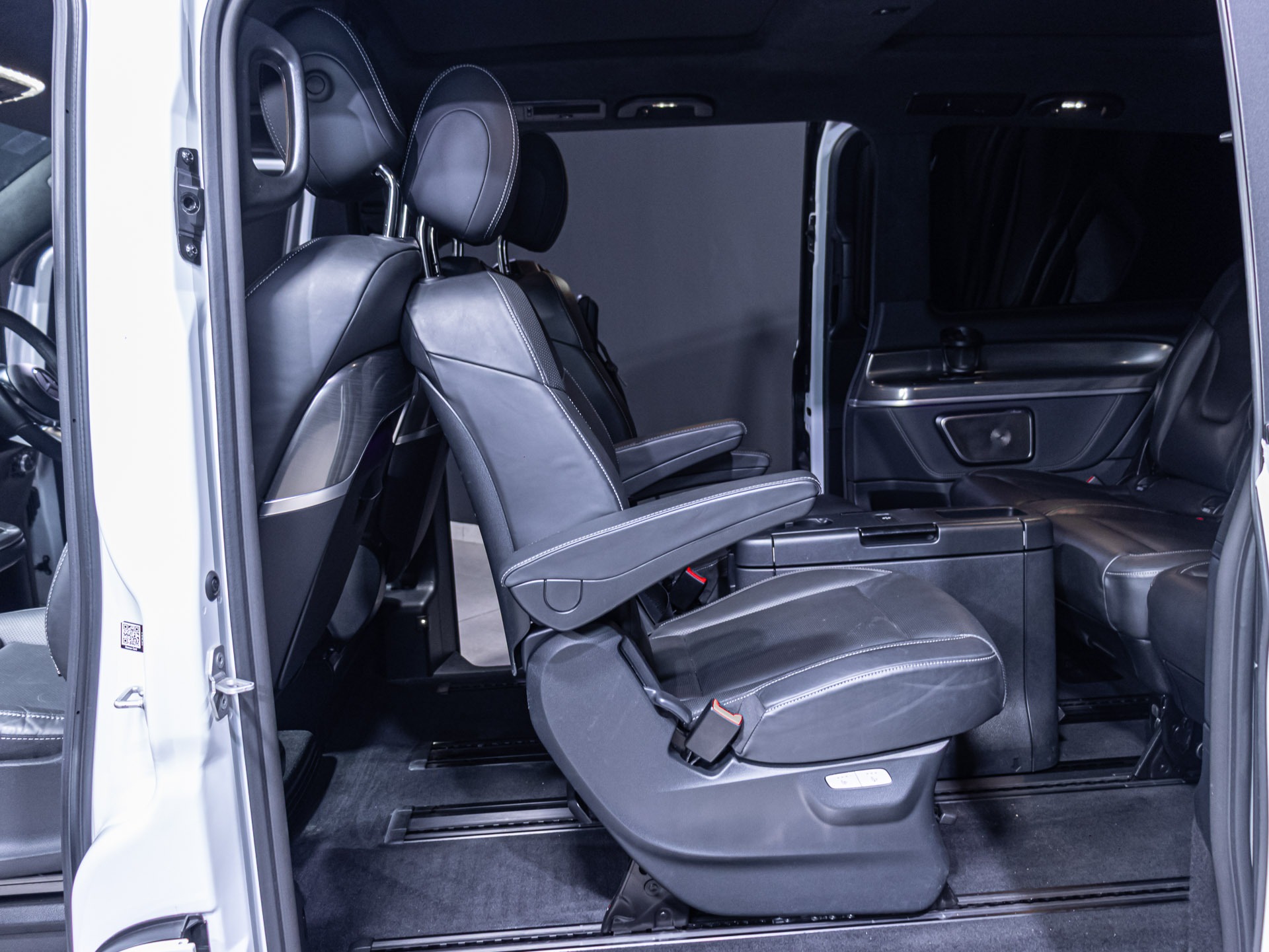 White Mercedes-Benz V300d for sale