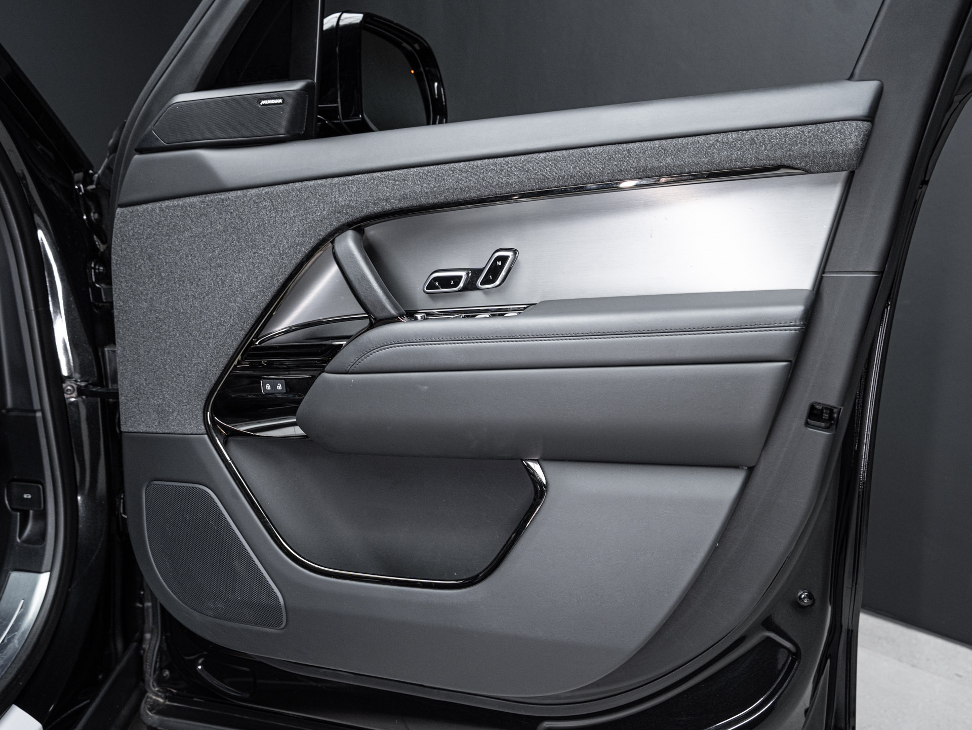 black range rover lumma 18