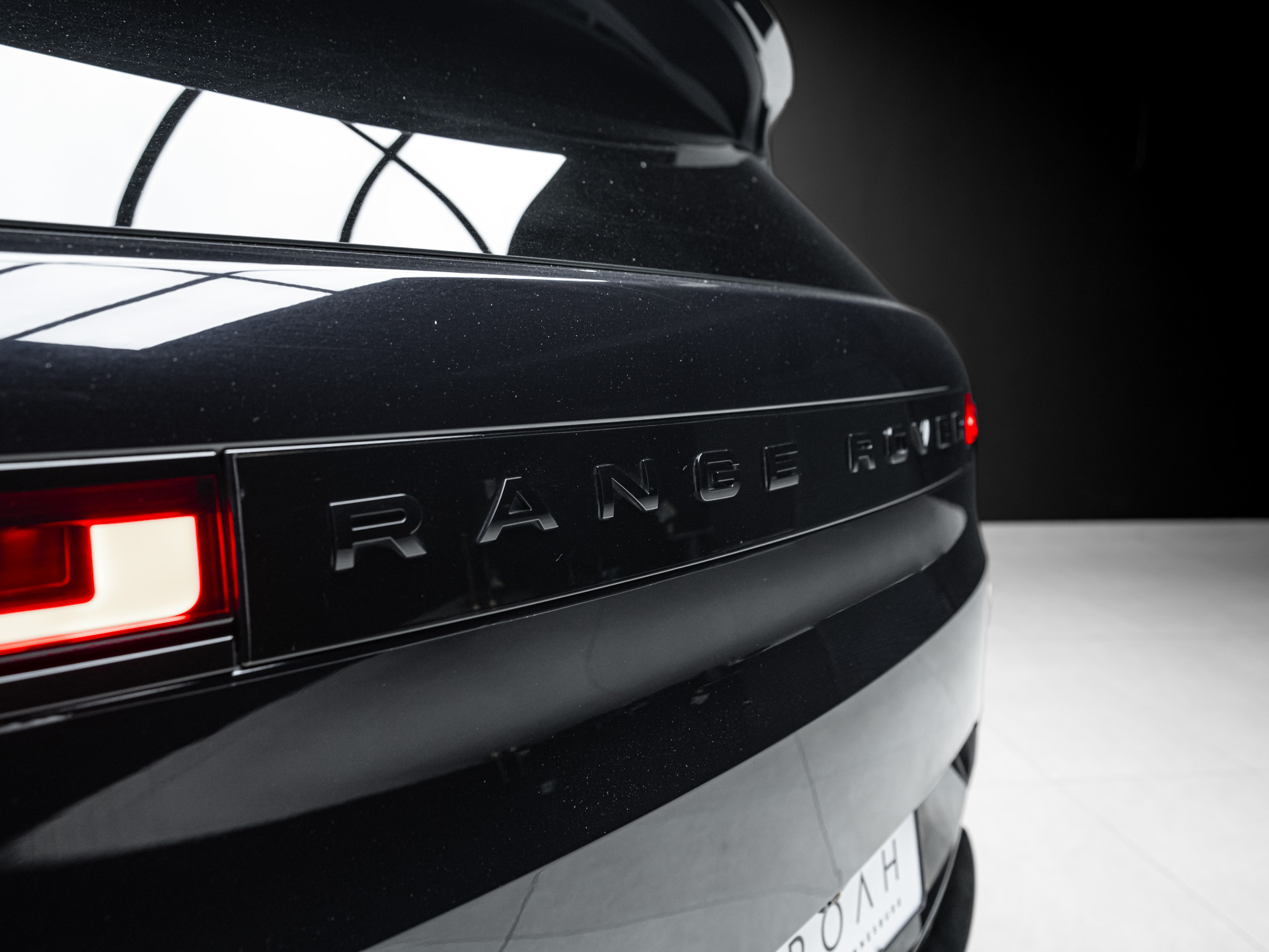 black range rover sv 16