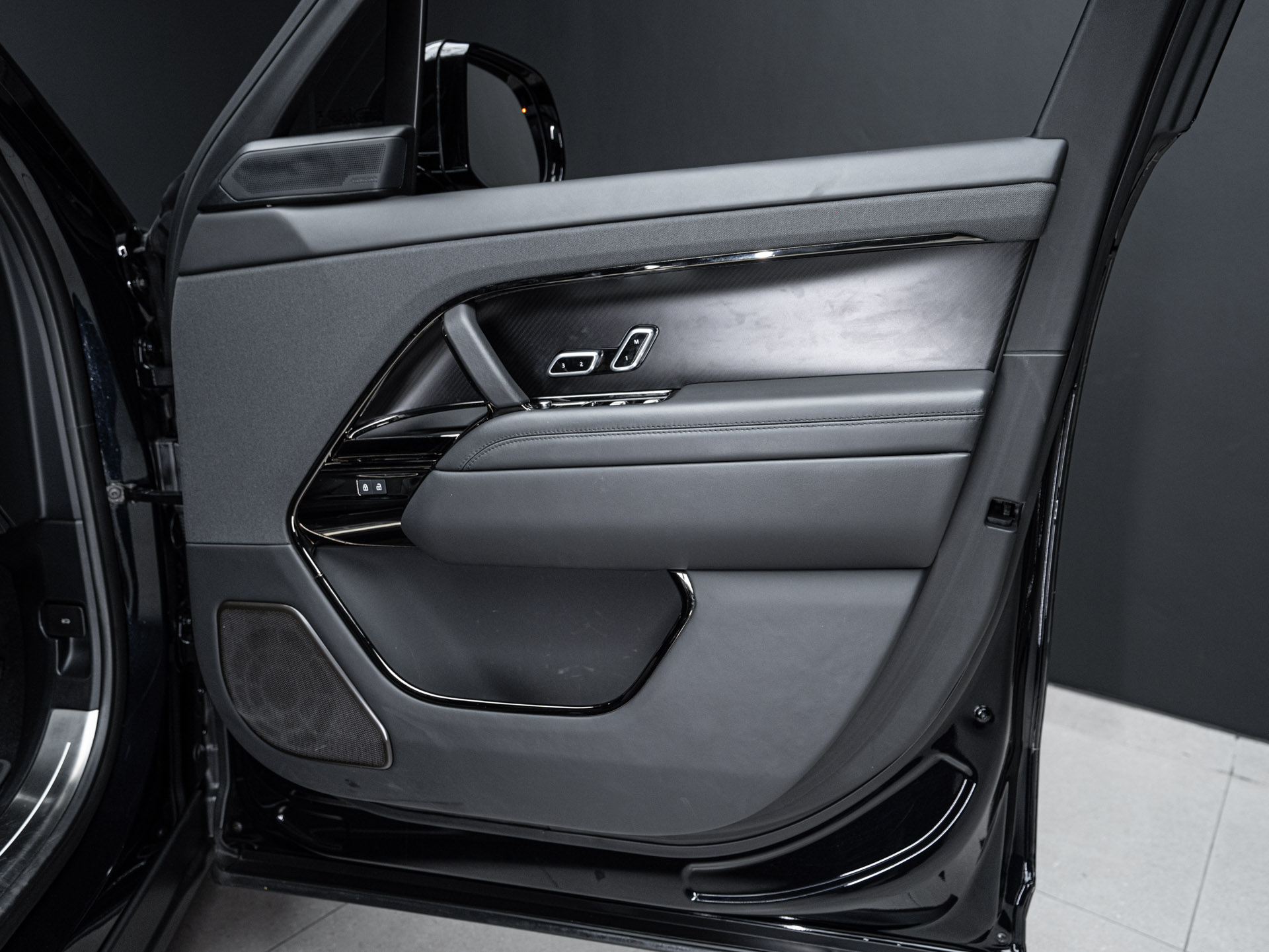 black range rover sv 17