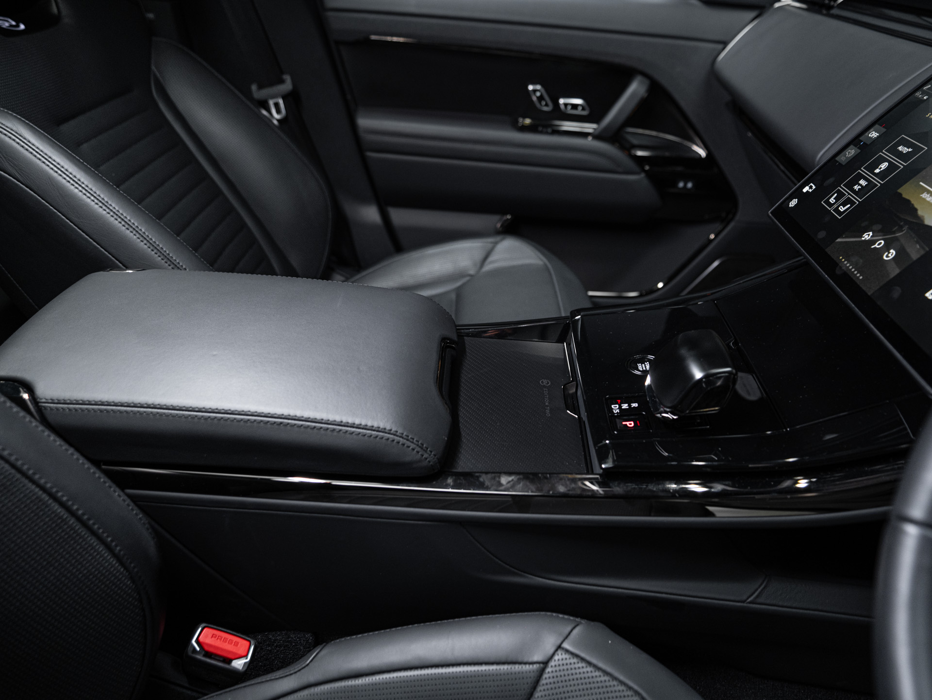 black range rover sv 19