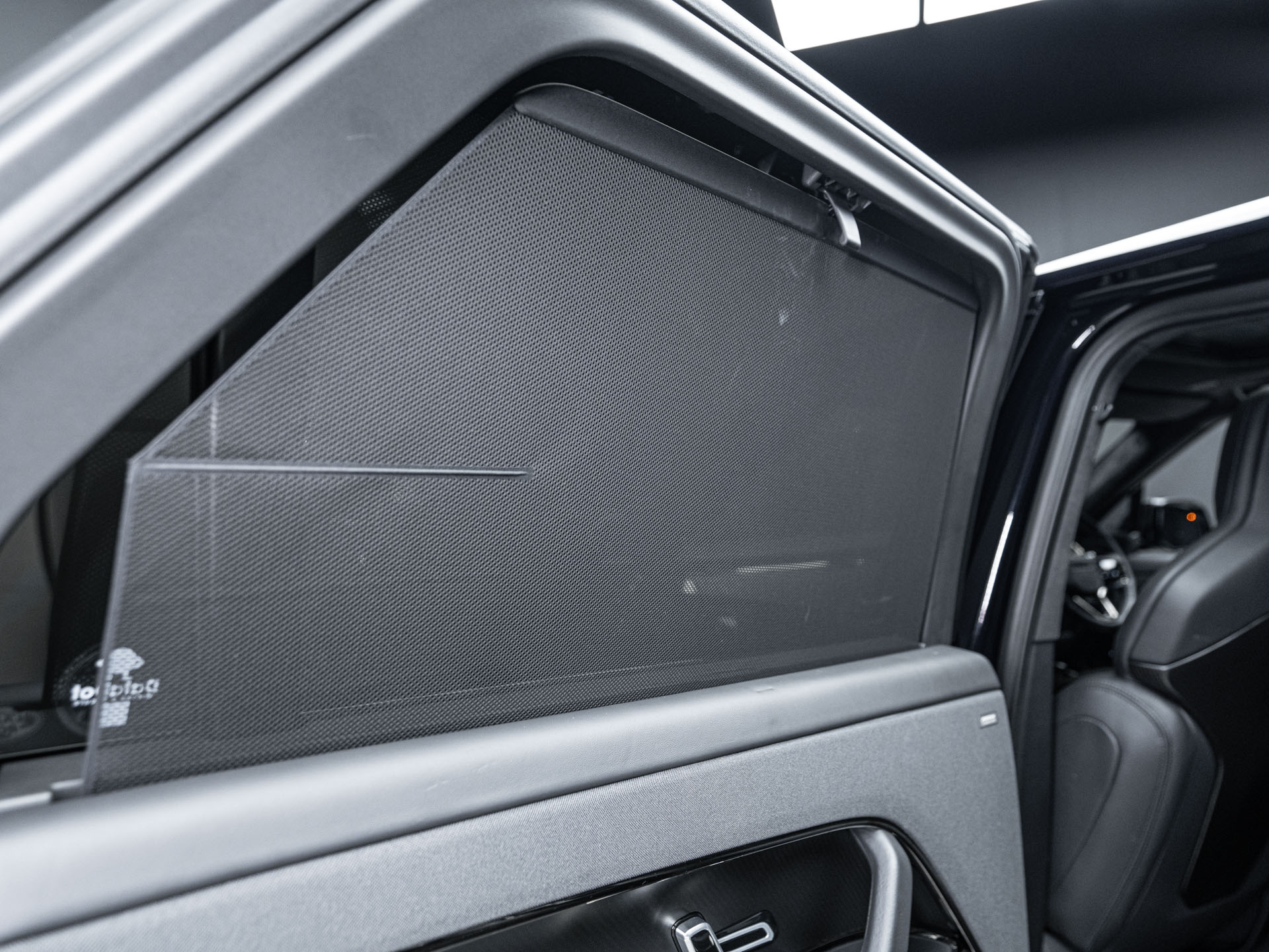 black range rover sv 27