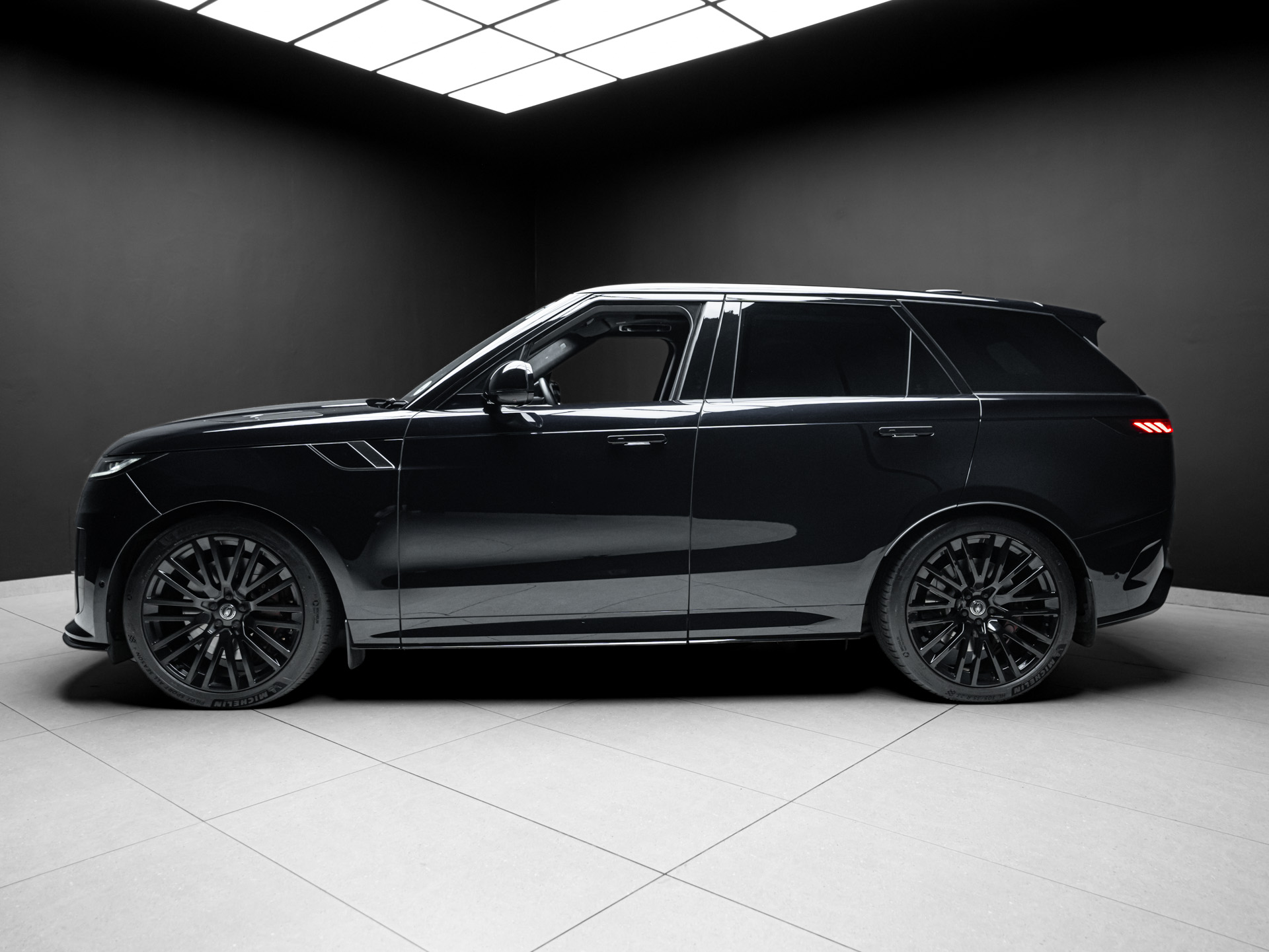 black range rover sv 3