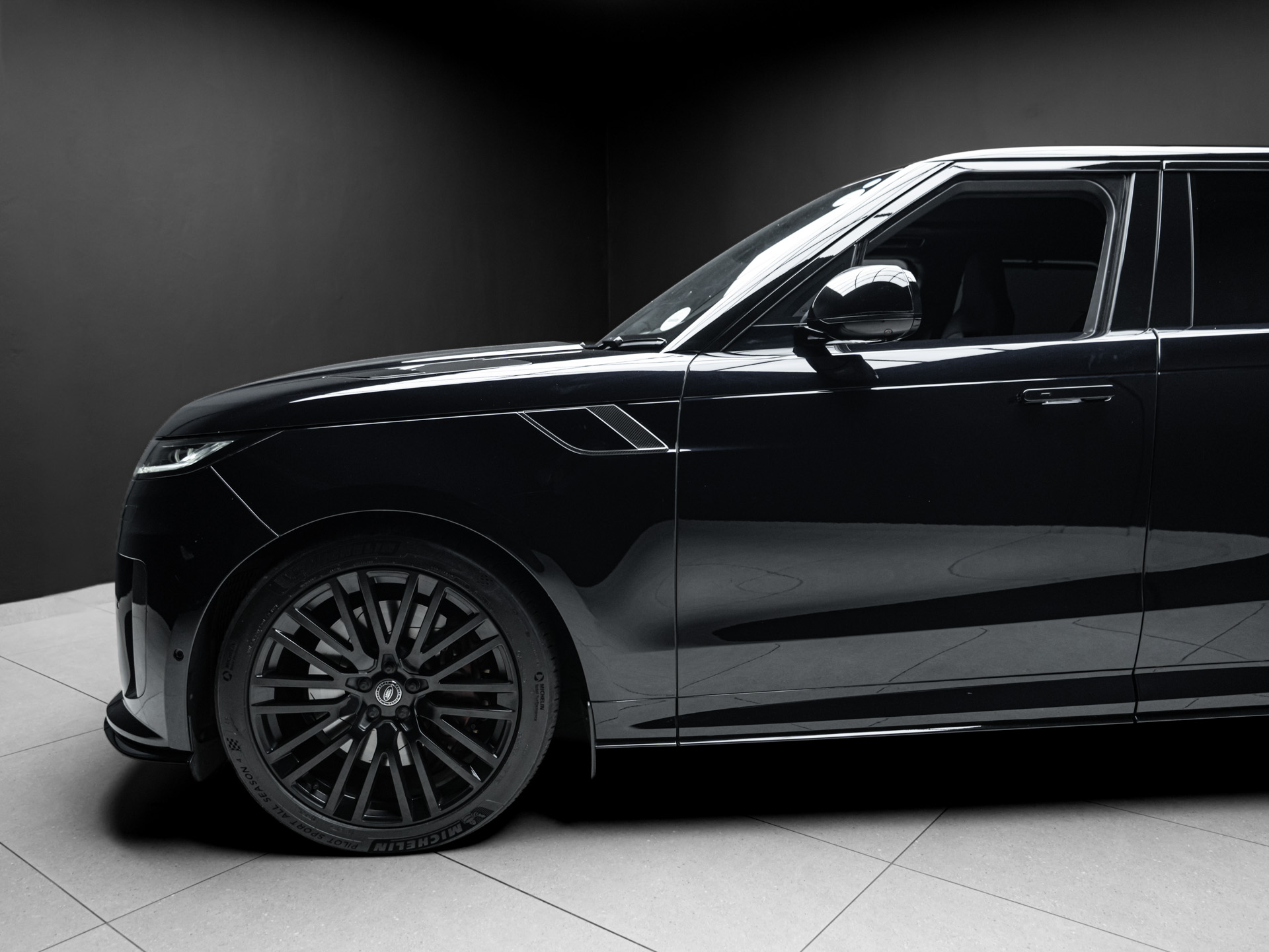 black range rover sv 4