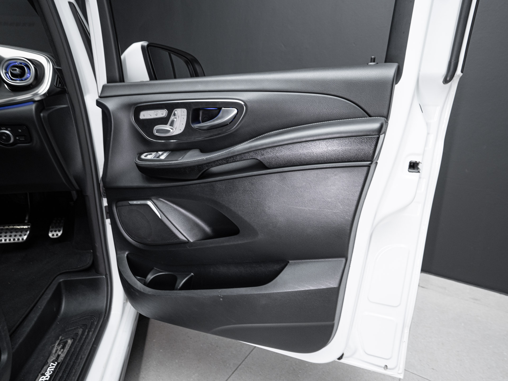 white merc v300d 19