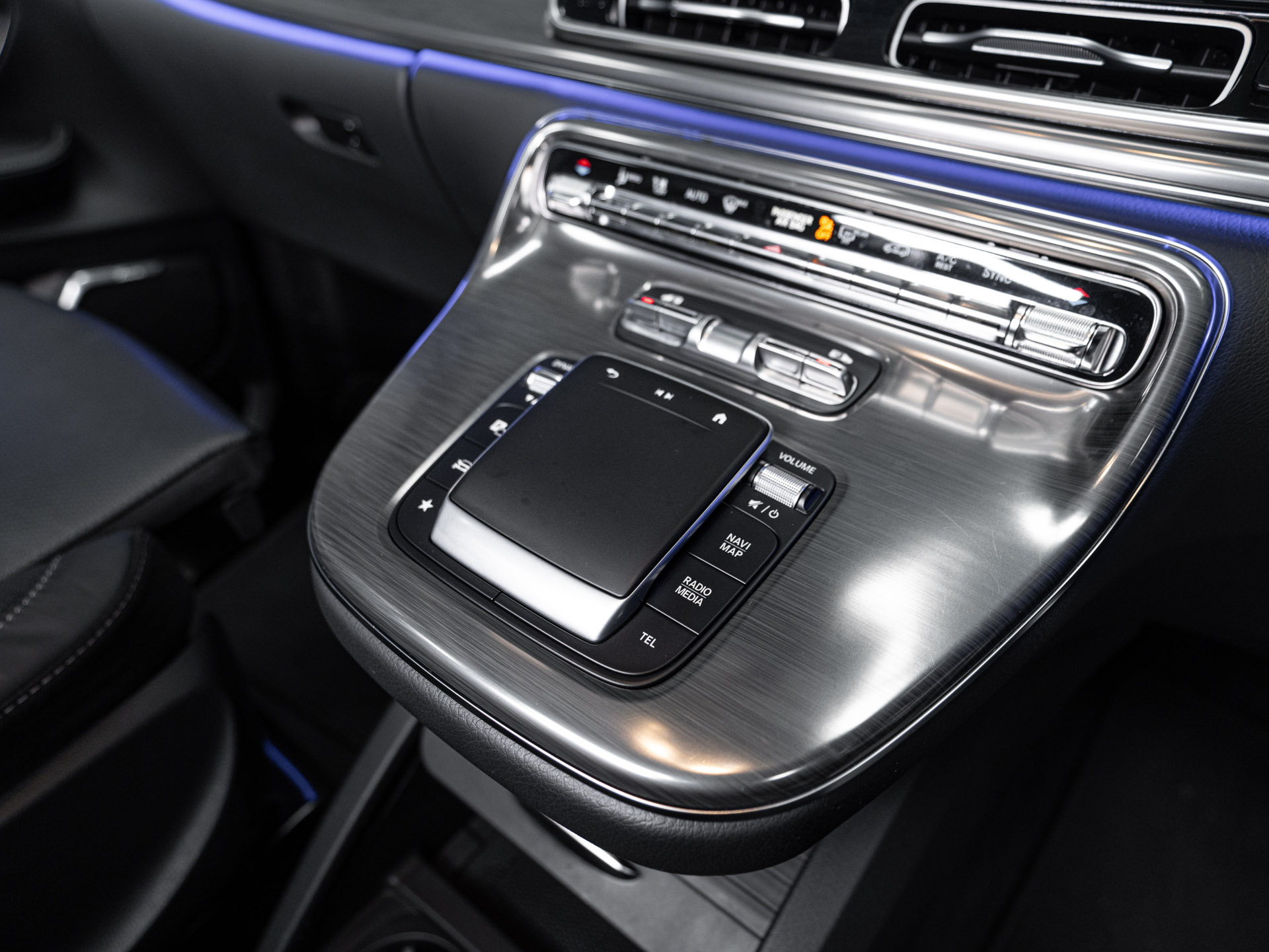 white merc v300d 23