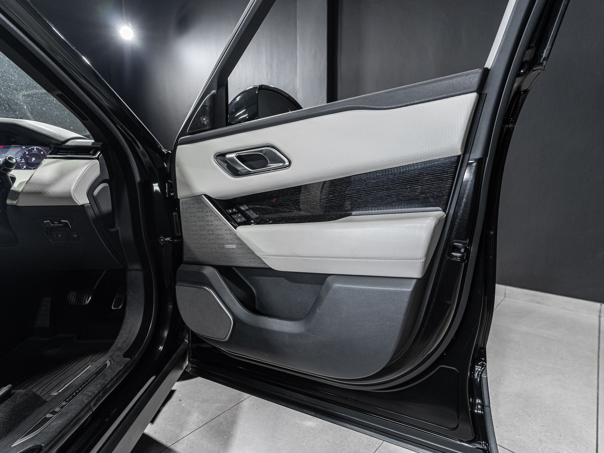 black velar 2758