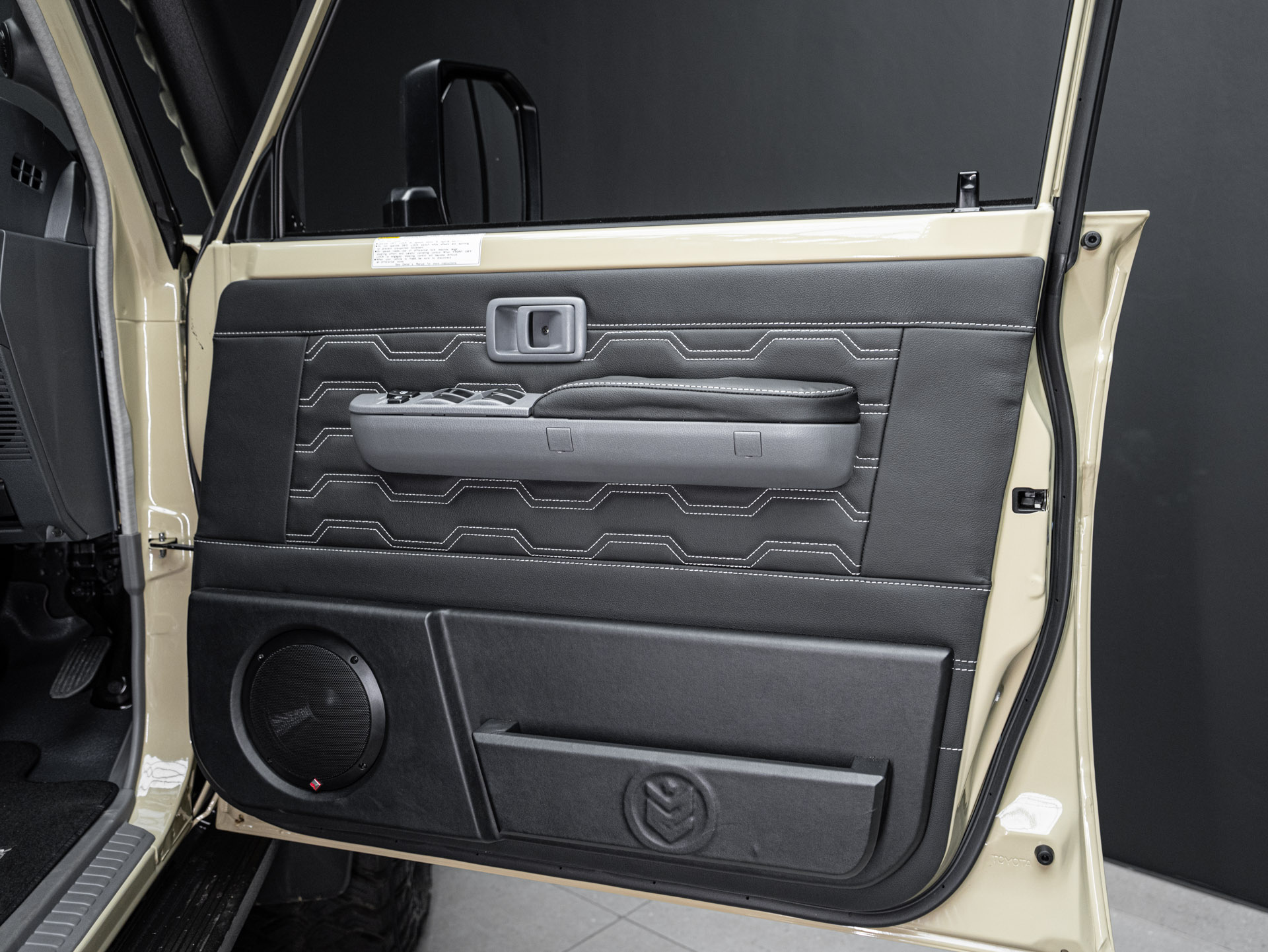 tan land cruiser 79 21