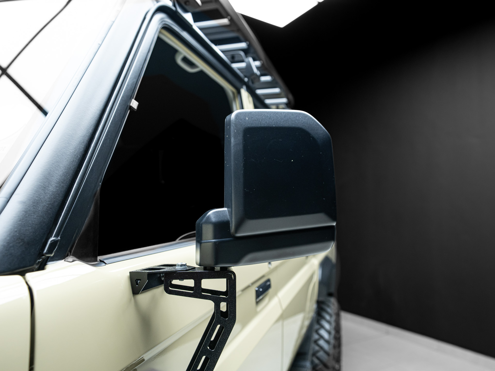 tan land cruiser 79 6