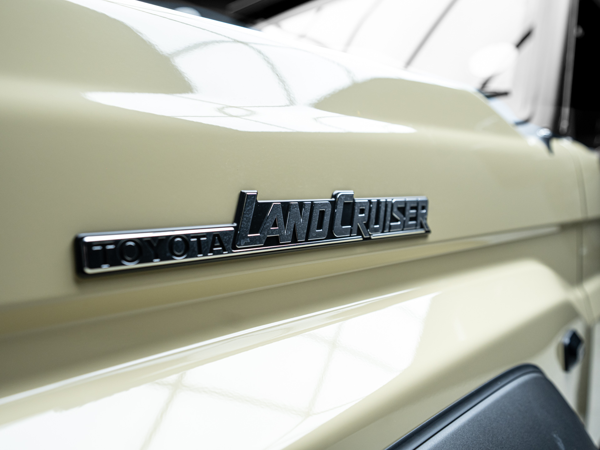 tan land cruiser 79 7