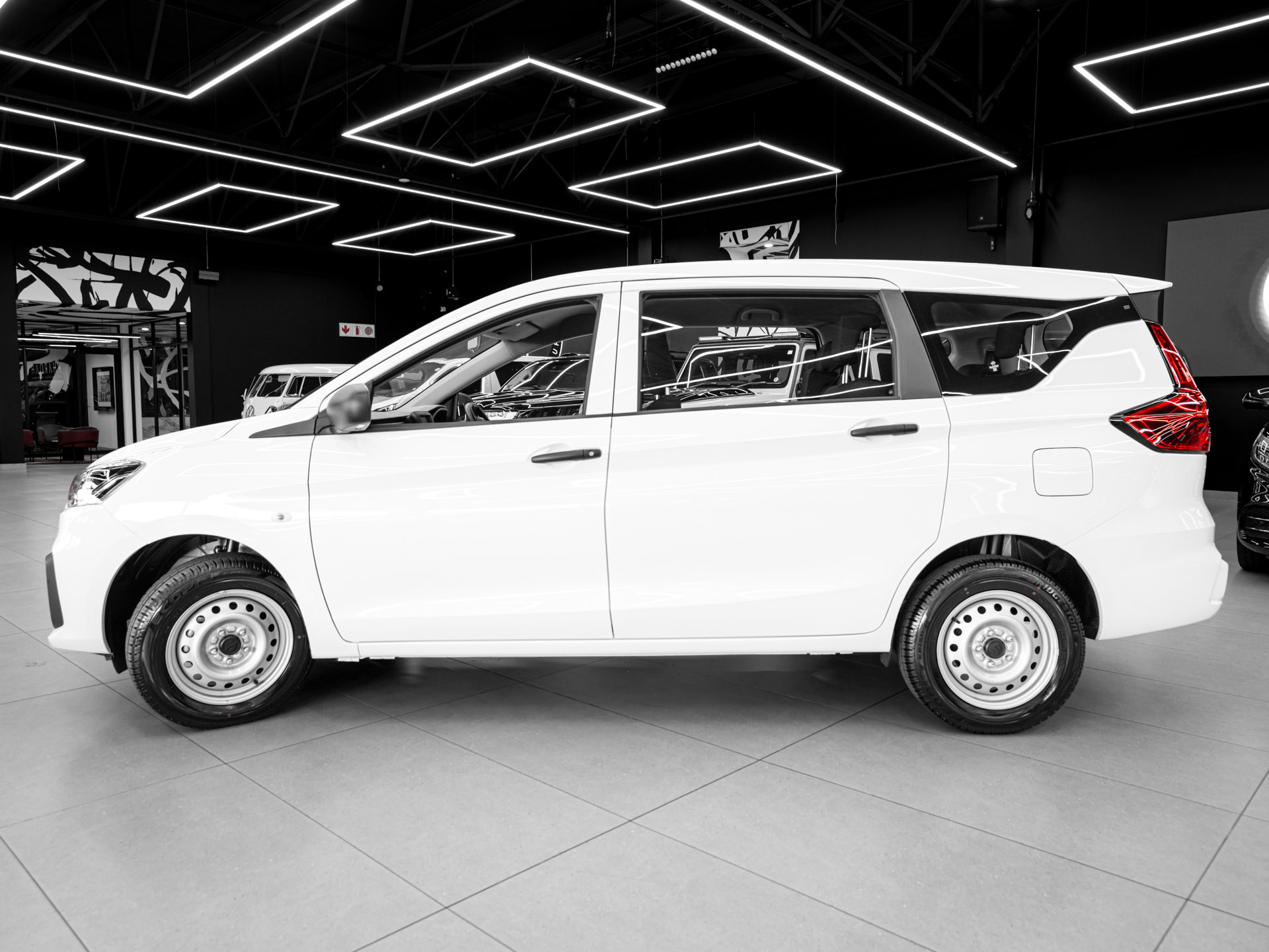 white suzuki ertiga 15