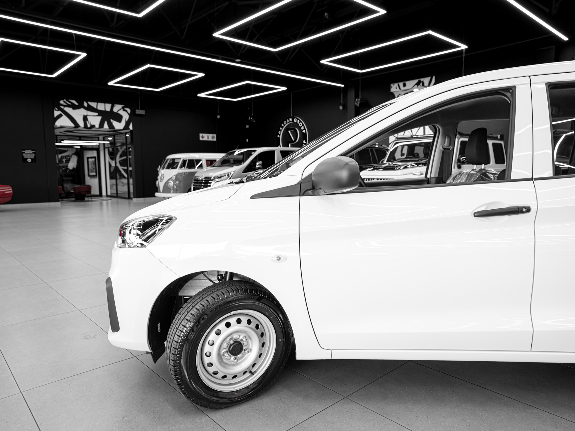 white suzuki ertiga 16