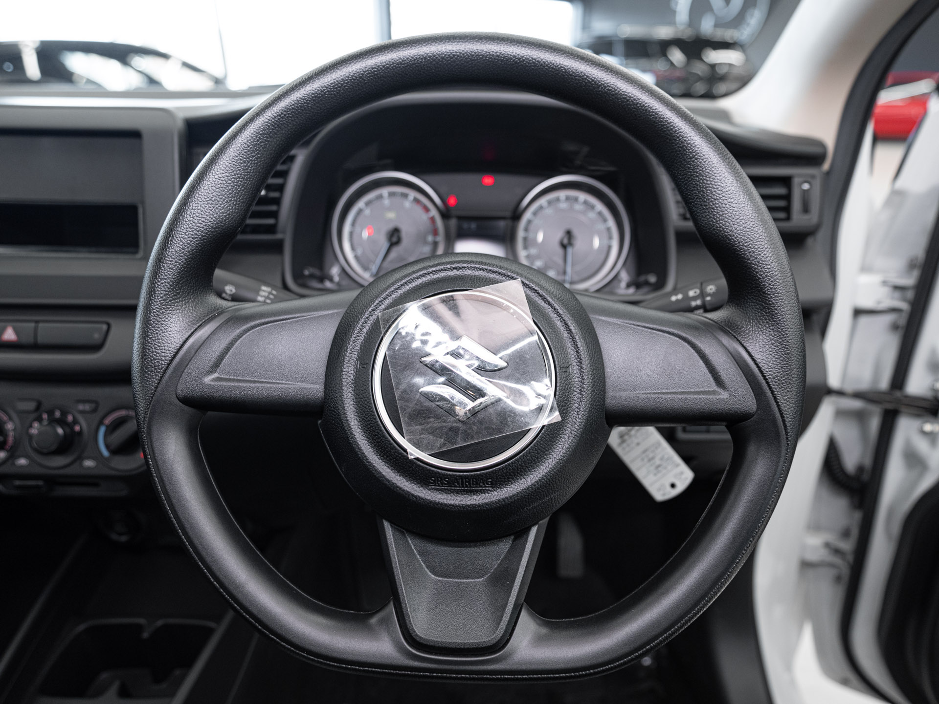 white suzuki ertiga 25