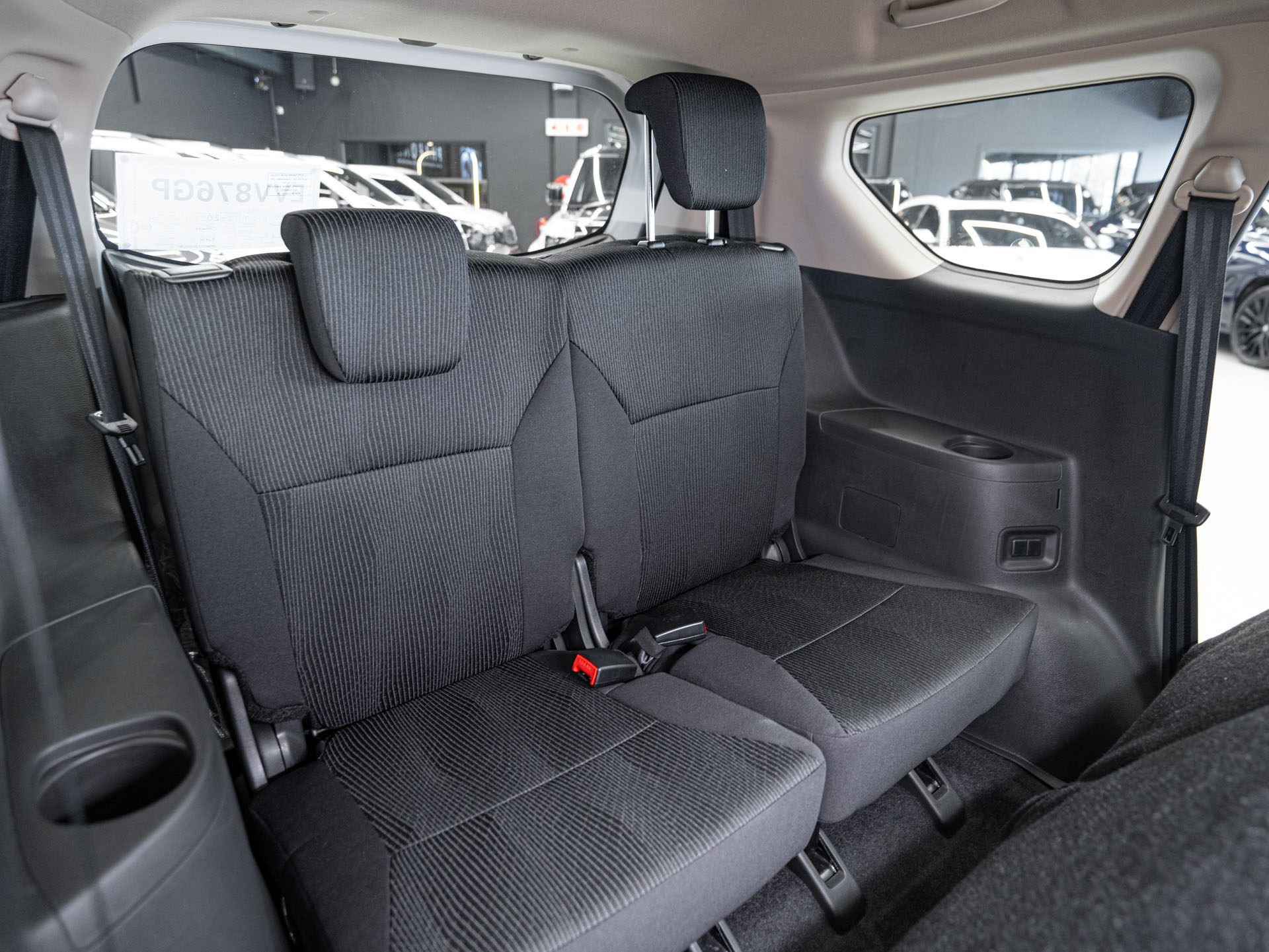 white suzuki ertiga 29