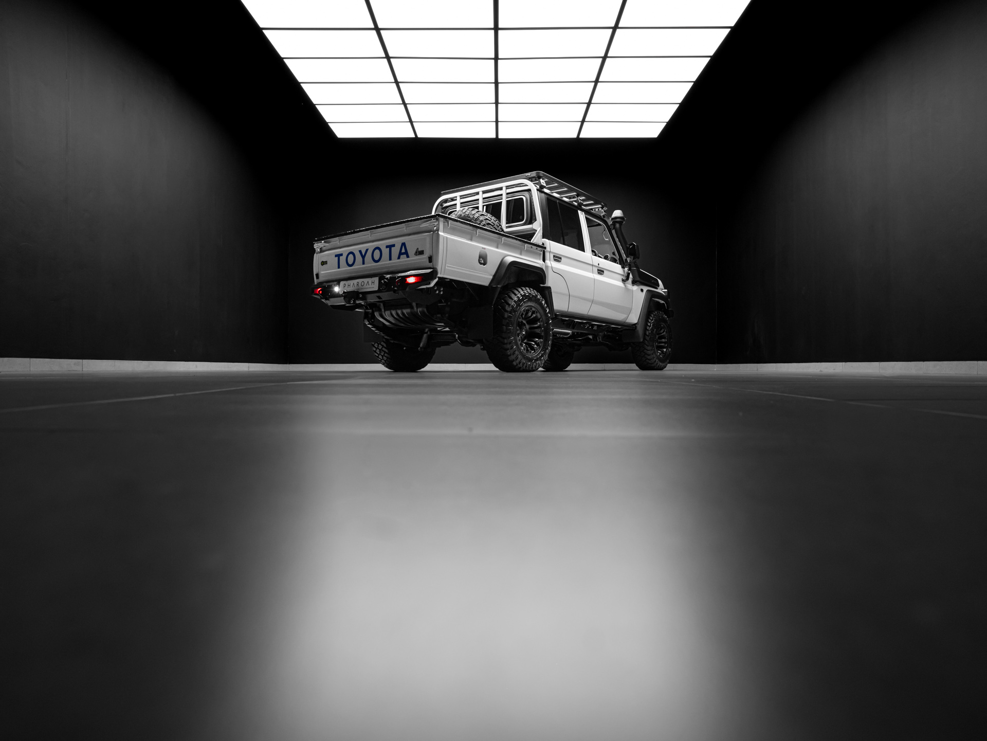 white toyota land cruiser lc79 14