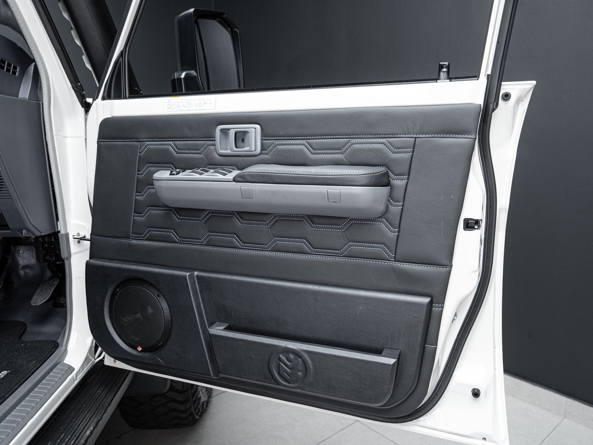 white toyota land cruiser lc79 18
