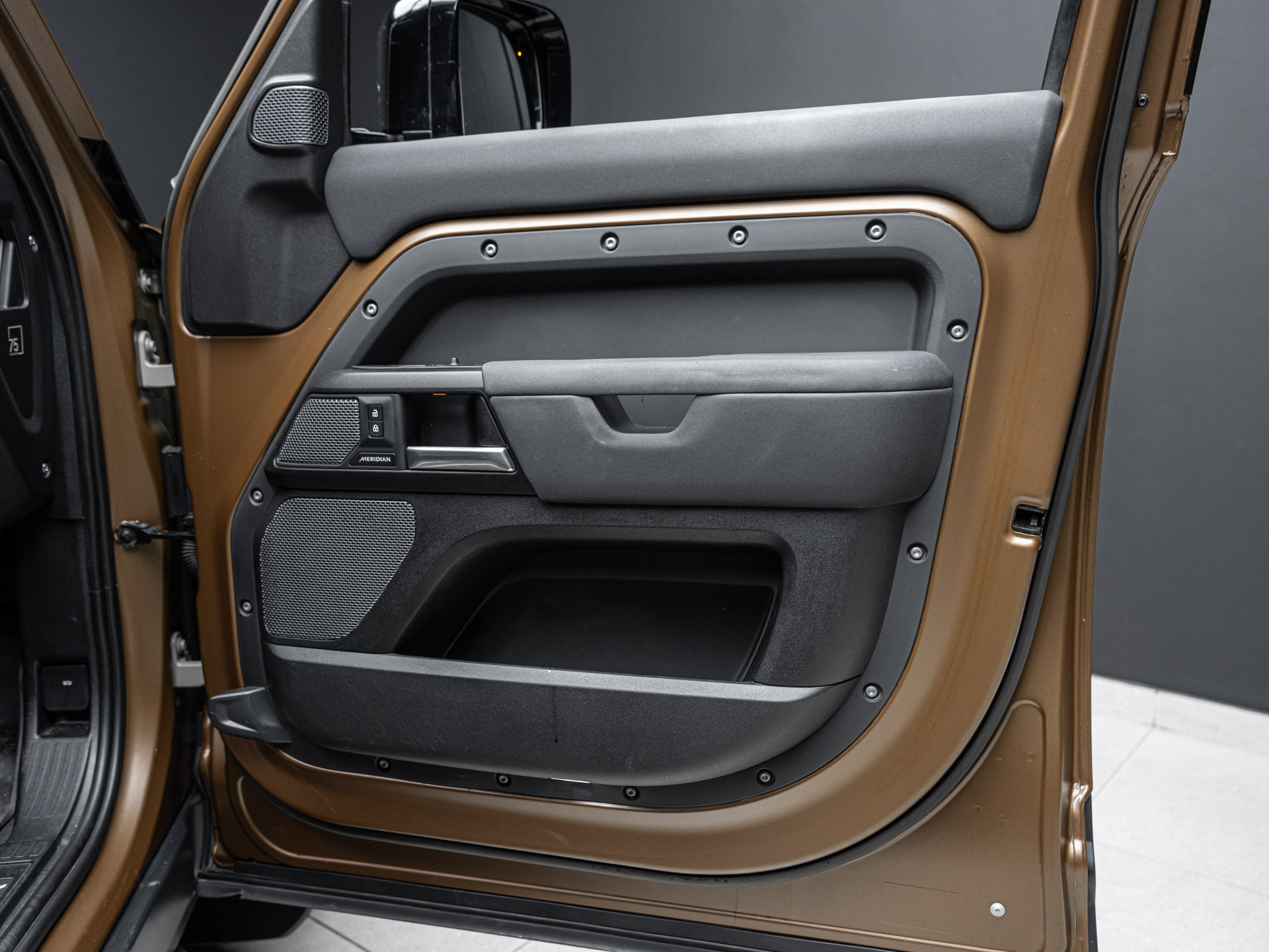 brown land rover defender d300 18