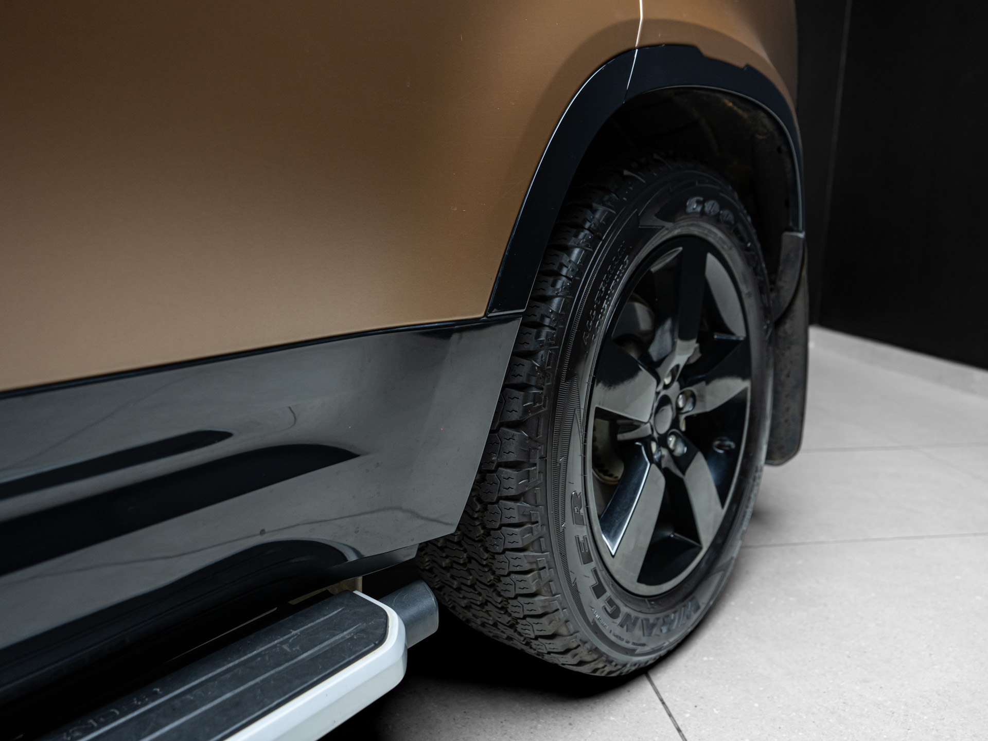 brown land rover defender d300 5