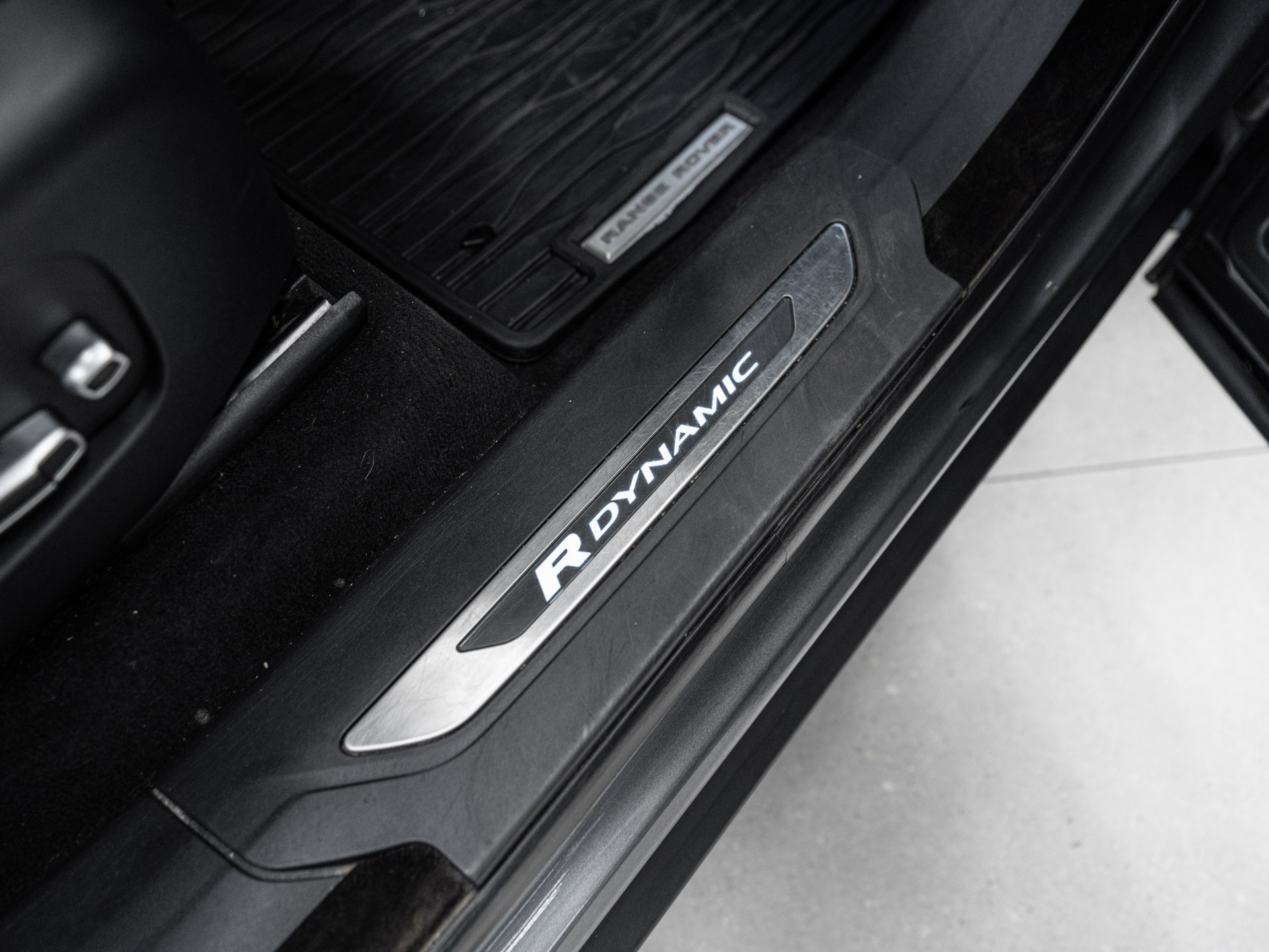 grey range rover velar 18
