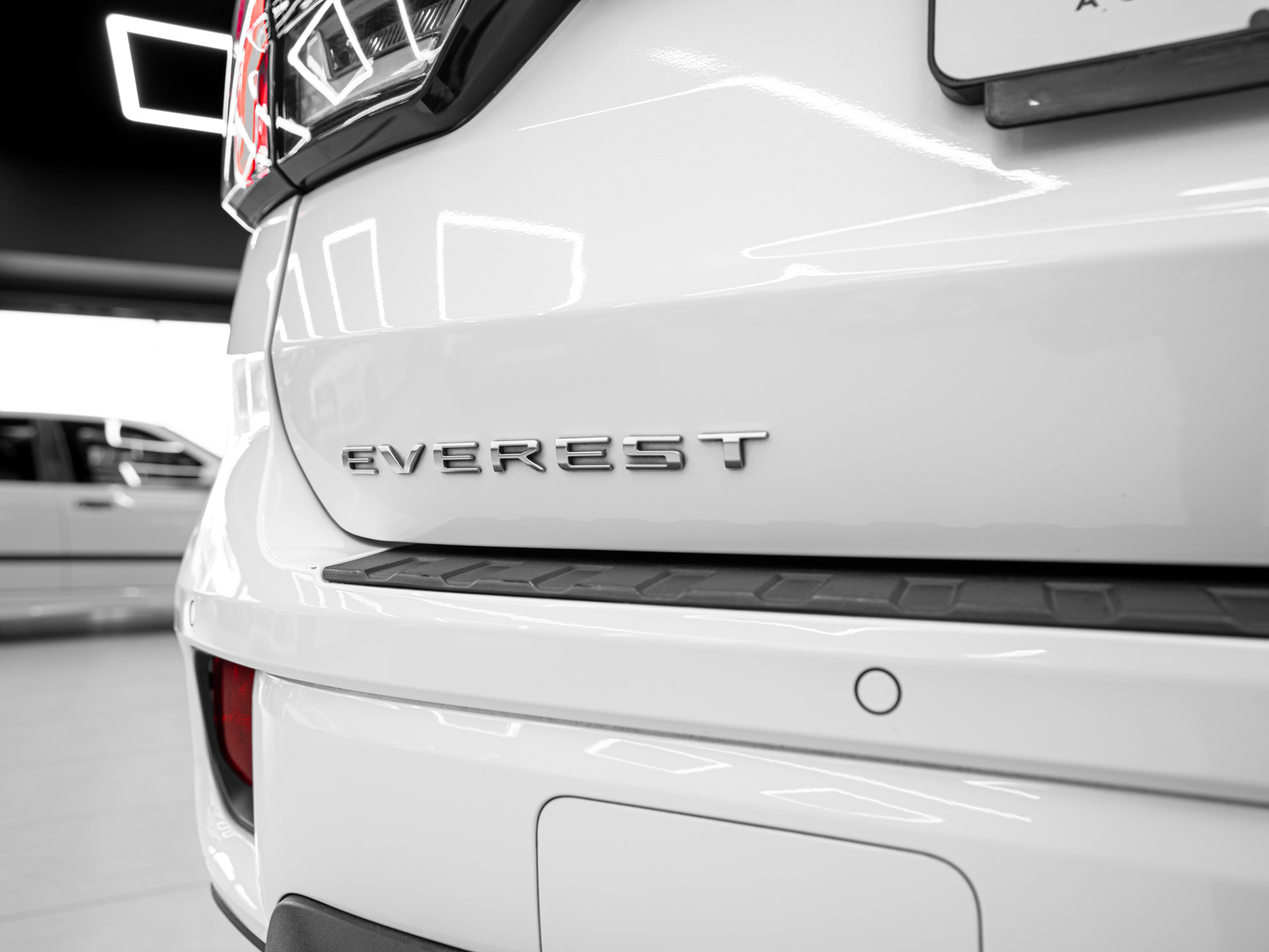 white ford everest platinum 12