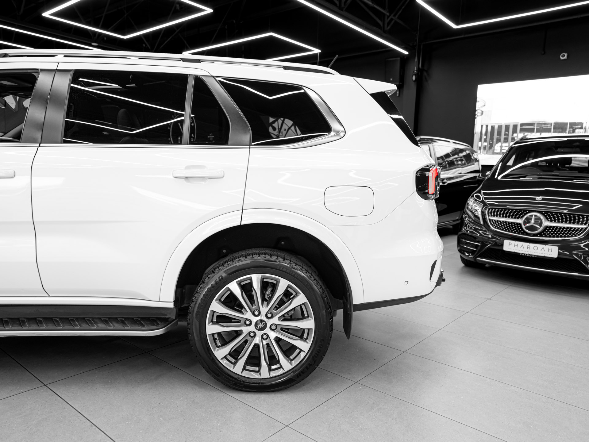 white ford everest platinum 16