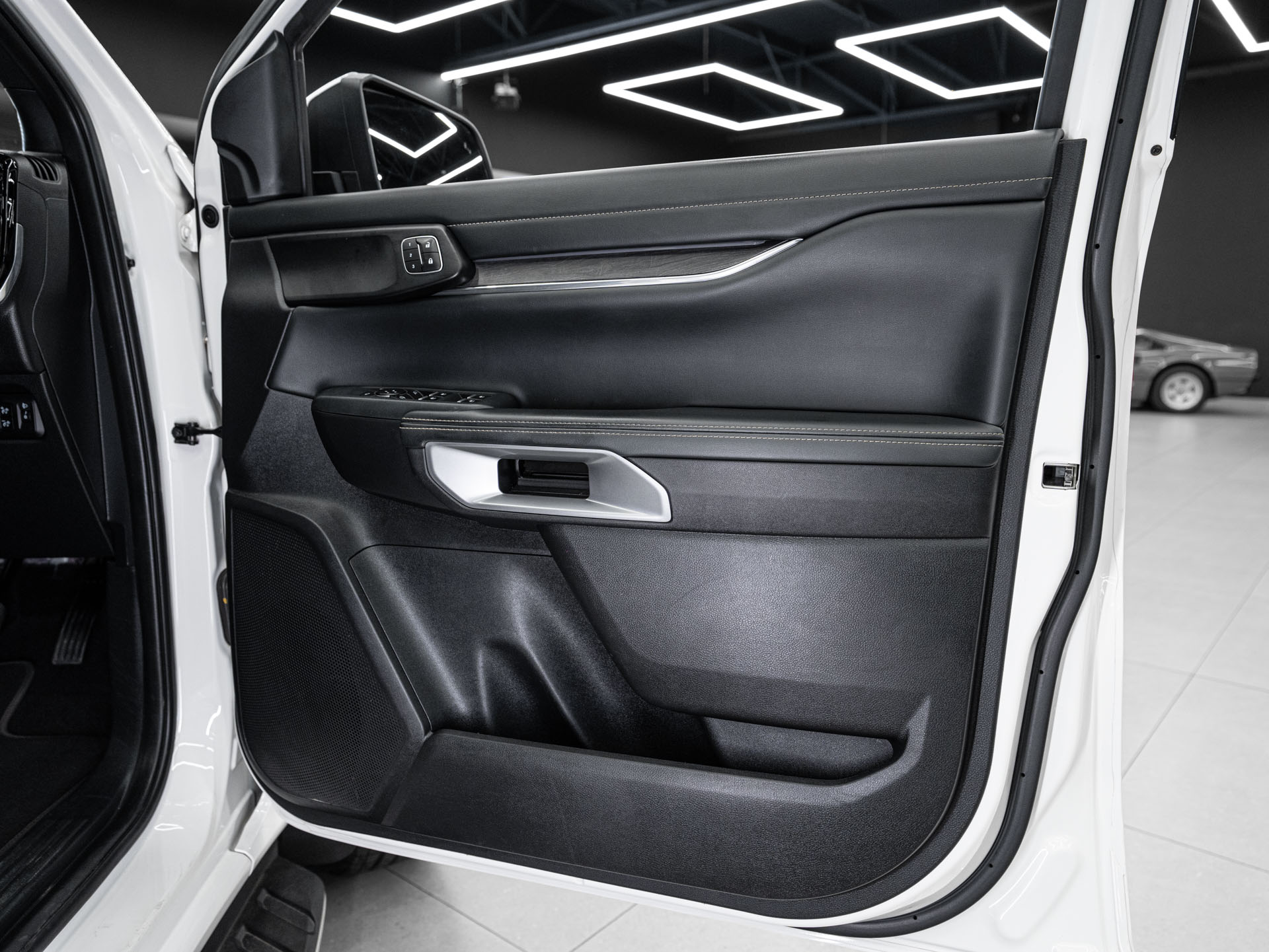 white ford everest platinum 18