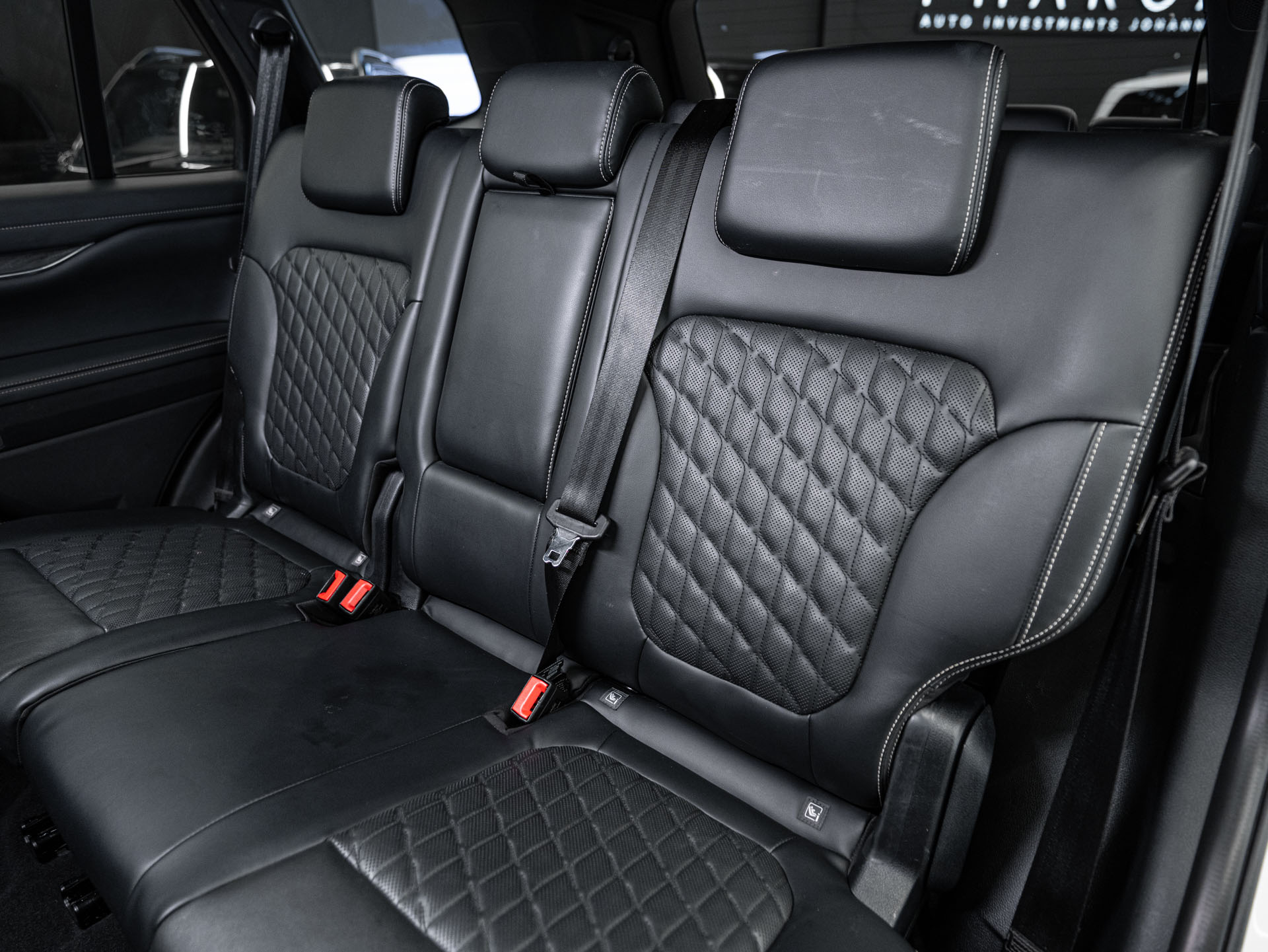 white ford everest platinum 28